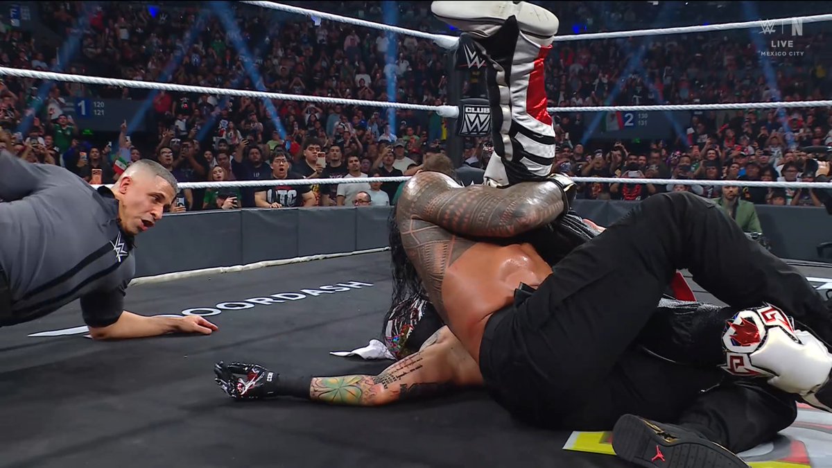 LuigiWrestling's tweet photo. ROMAN REIGNS RETIENE EL WORLD HEAVYWEIGHT CHAMPIONSHIP EN UN GRAN COMBATE #WWERAW https://t.co/tOY4E6NnNy