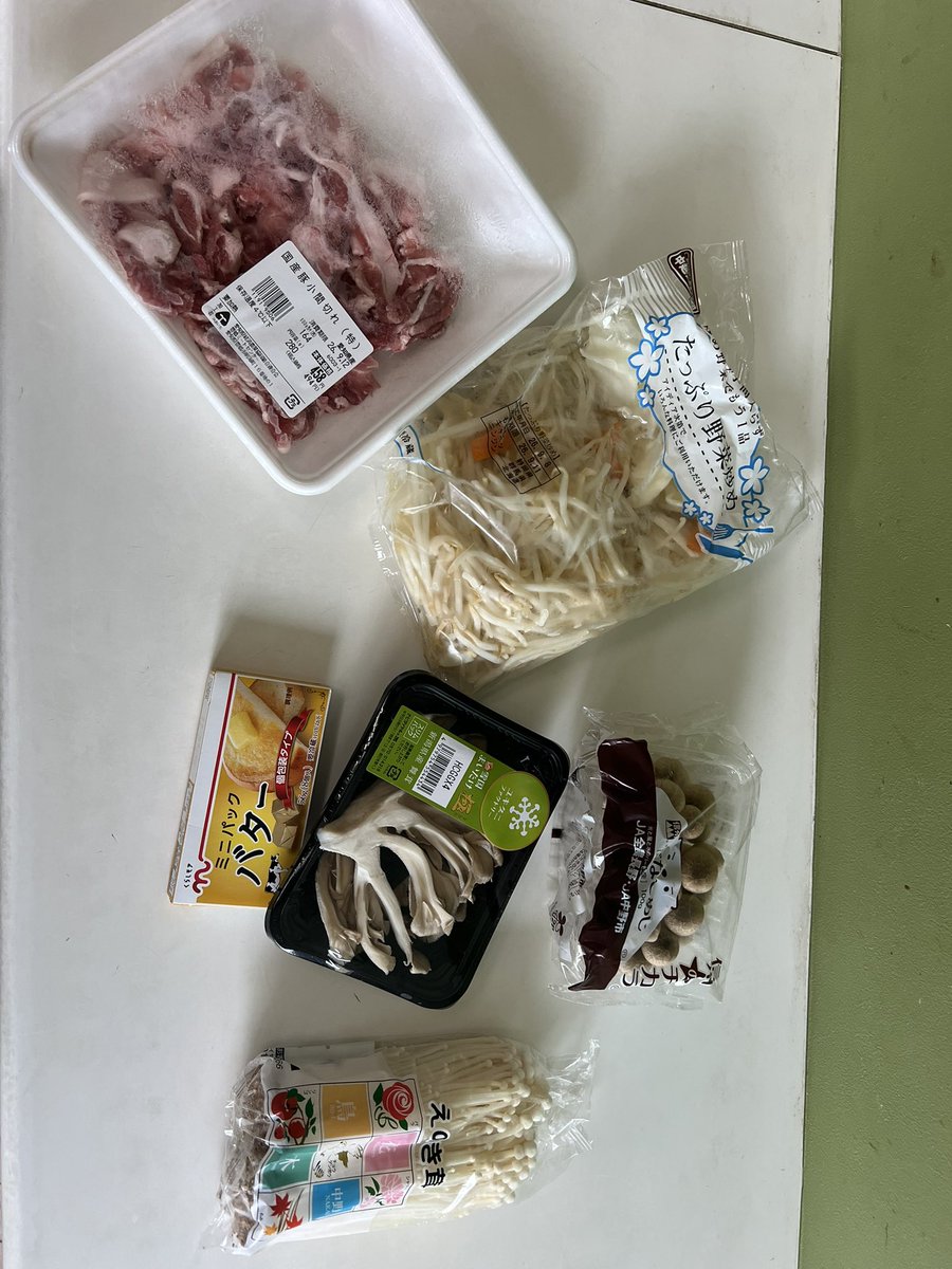 1001T2's tweet photo. この材料で今からきのこたっぷり肉野菜炒め作る！ https://t.co/0U940NpxC8