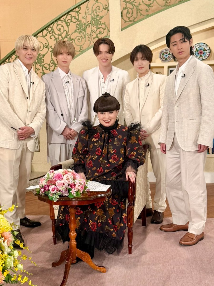 jr_official_X's tweet photo. 今日13:00から放送の
『 #徹子の部屋 』にKEY TO LITが出演します🗝️💐

📸#黒柳徹子 さんとのオフショットをお届け‼︎

ぜひお楽しみに🪄

#KEYTOLIT
#岩﨑大昇 #井上瑞稀 #中村嶺亜 #猪狩蒼弥 #佐々木大光 https://t.co/FH49VyPXkN