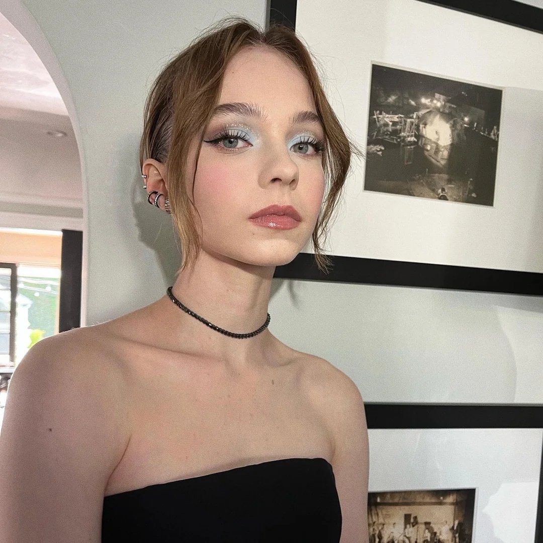 GuiSuzenaRosa's tweet photo. emma look serious.. seriously beautiful 💜💜

#EmmaMyers https://t.co/l1khWzemnV