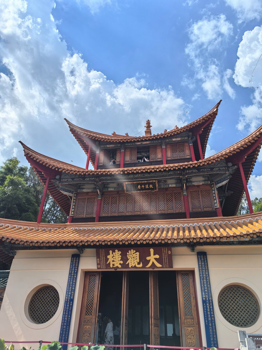 WildeArthu's tweet photo. 夏末秋初，荷风正好
一池荷花，满目晴空，感受春城独有的浪漫。
Daguan Tower, Kunming Late‑summer breeze blows over blooming lotus.Climb the ancient pavilion, cruise across the lake.Lotus blooms under bright blue sky.Enjoy the unique charm of Spring City.#DaguanPark #YunnanTravel https://t.co/fGLKuYueR6