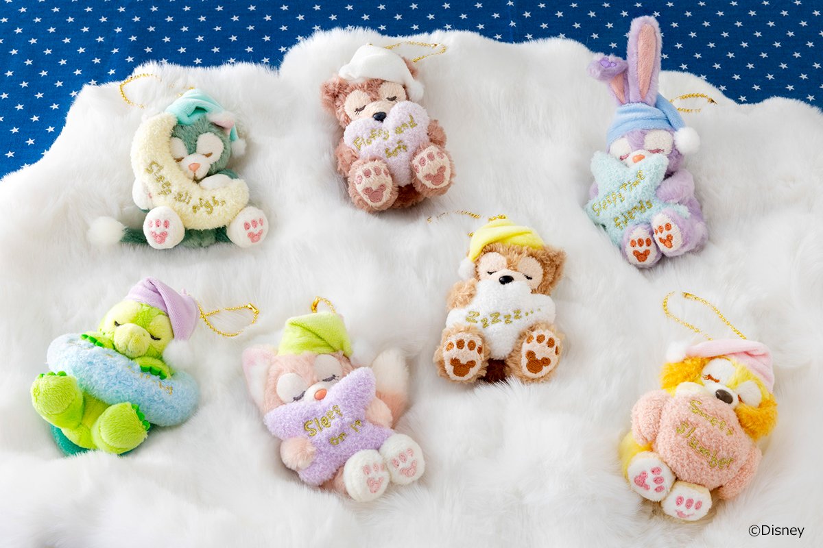 WithDuffy_TDS's tweet photo. すやすや眠るダッフィー＆フレンズの寝顔に癒されるぬいぐるみバッジは、7人それぞれのモチーフを抱きしめて寝ている様子がポイント✨

カバンやポーチにつければ気分もほっこり♪
https://t.co/yTXm0RUuGV https://t.co/gor3UxlYvW