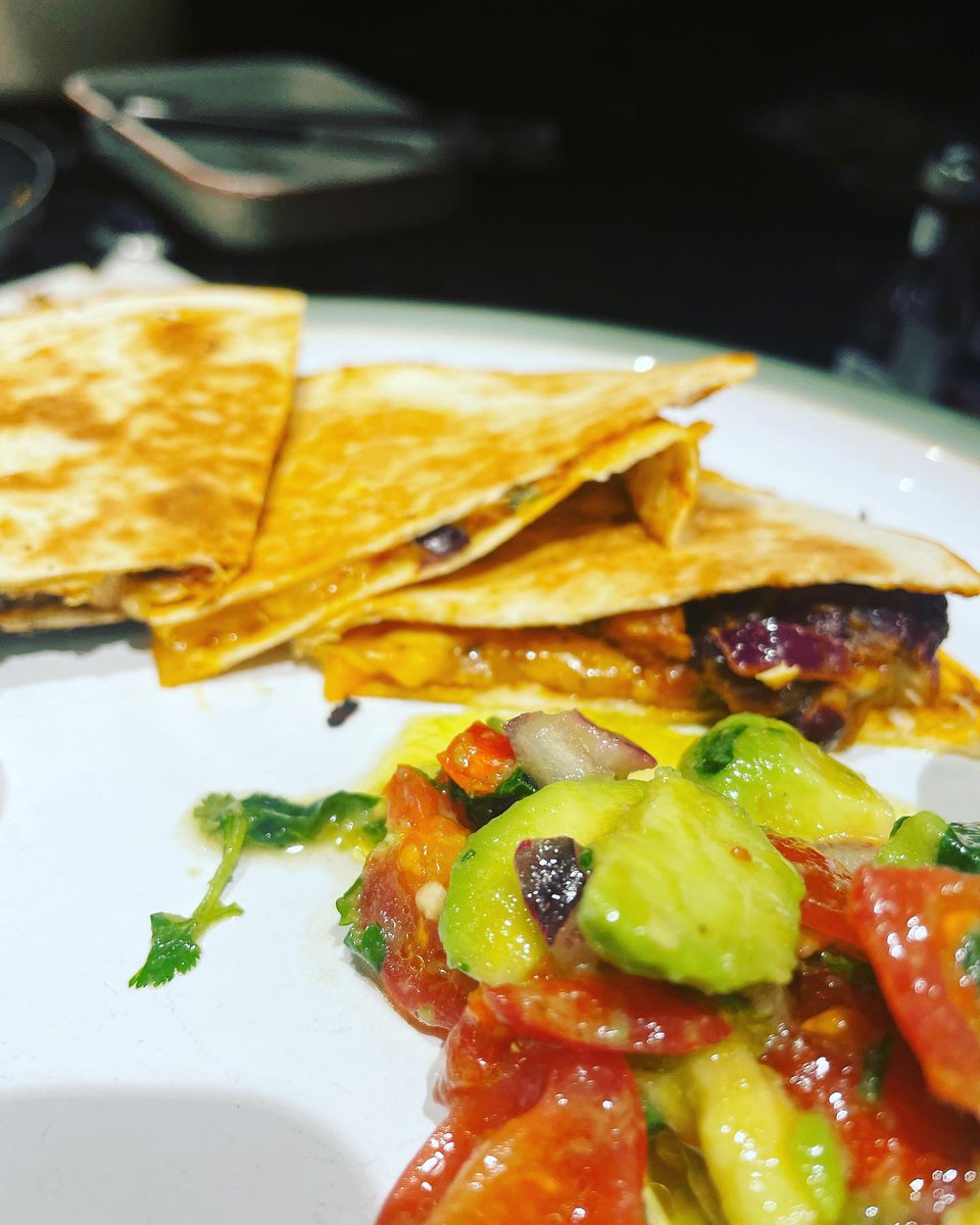 MaryaDebenhize's tweet photo. Chicken quesadilla’s with a avocado, cherry tomato salsa. Perfect Saturday night fodda             🧀 https://t.co/Ad3cuP1G7Z