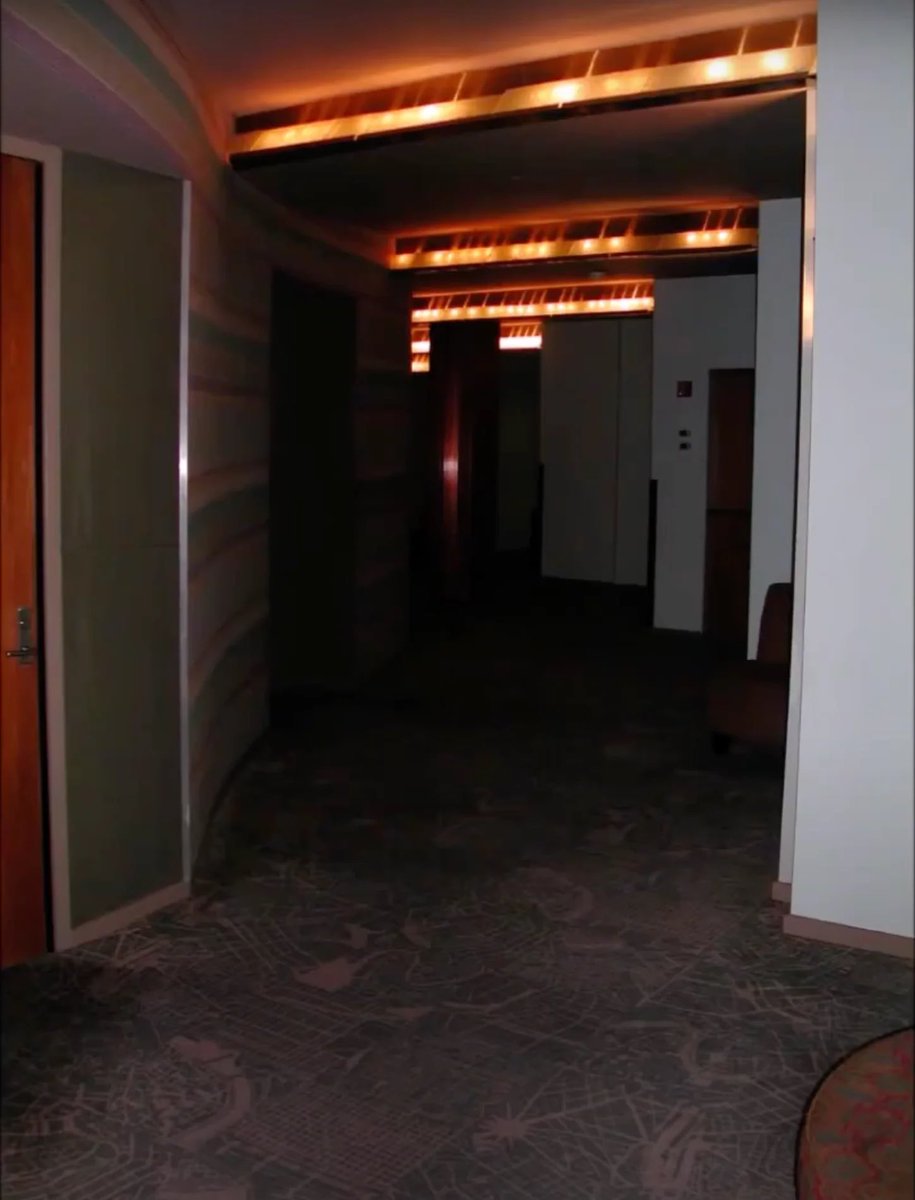 sadreturns's tweet photo. WTC interior photos (thread) https://t.co/YKuGVFJfpq