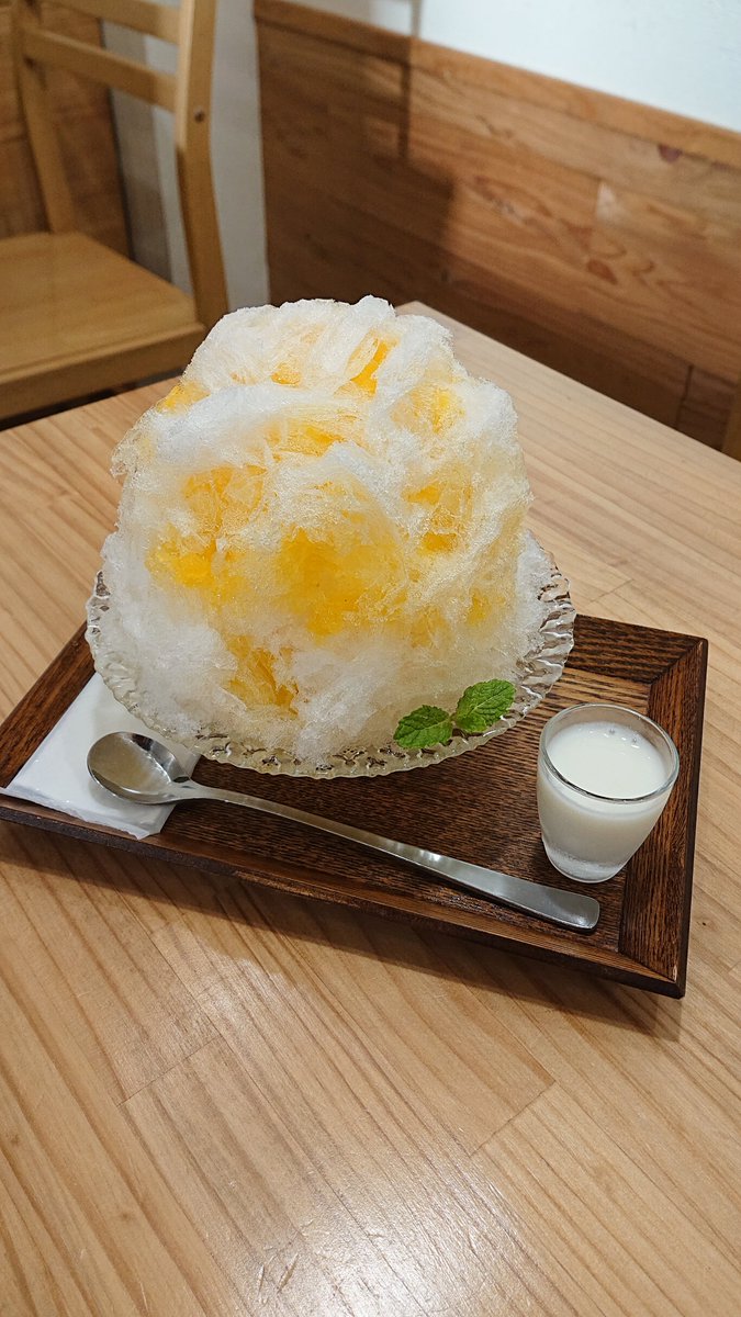 mizoreya1's tweet photo. 本日も通常通り営業中です。

現在好評ご提供中の期間限定メニュー、マンゴーみぞれは10月末頃までのご提供を予定しております。
まだ余裕のあるメニューとなりますが、暑い時期にこそ美味しい果物となりますので、いかがでしょうか？

本日もご来店お待ちしております！

 #かき氷  #京成大久保 https://t.co/V7KqfjM4Ah