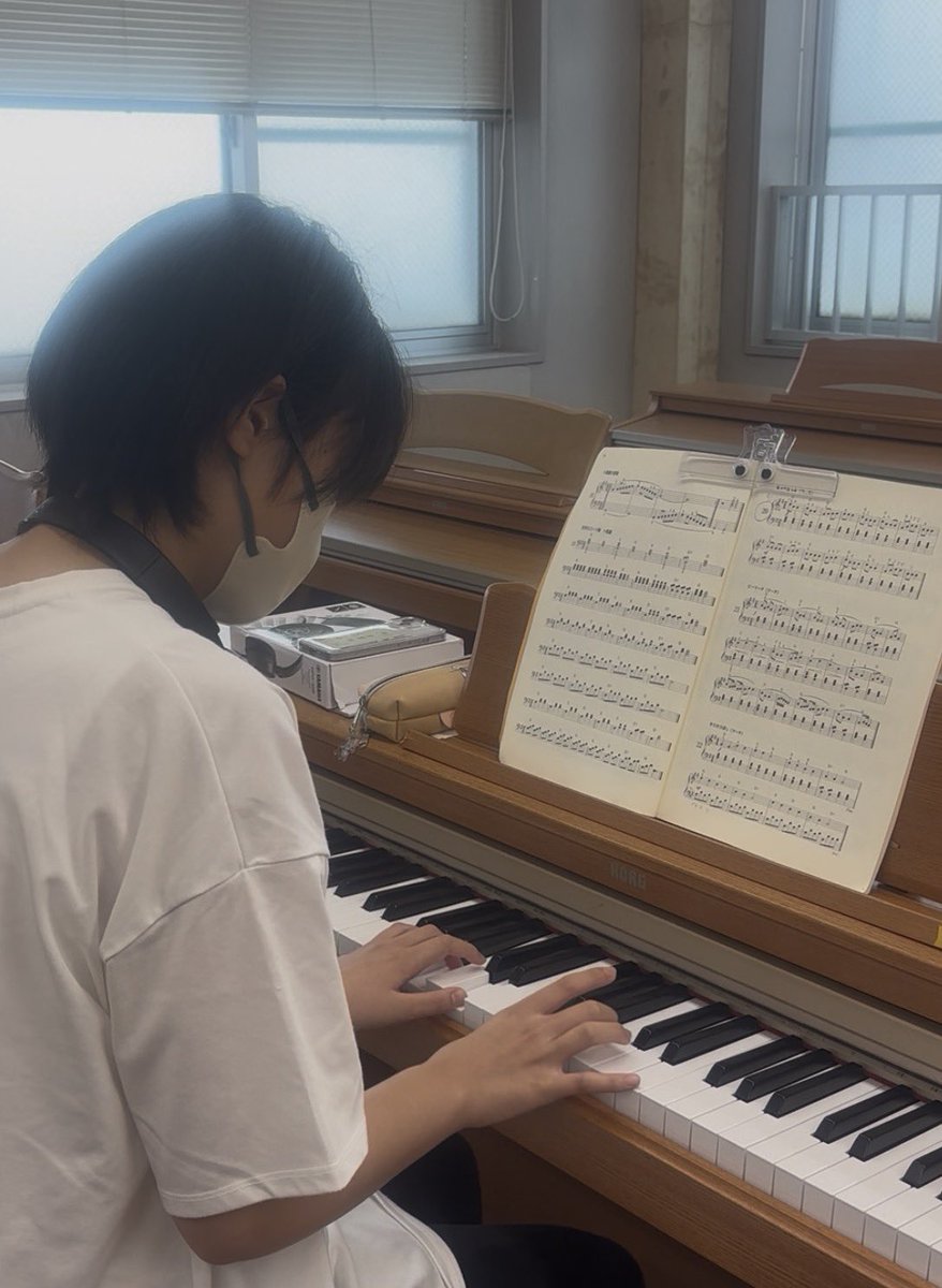 ryoma_rnw's tweet photo. こんにちは😃おしゃべり担当です！
 #子ども未来学科 #福祉保育学科 の一年生は #夏休み中 ですが、休みの日も #ピアノの練習 に来て頑張っている学生がいます！積み重ねの大切さを感じますね☺️ https://t.co/TnmzQ6eAbn