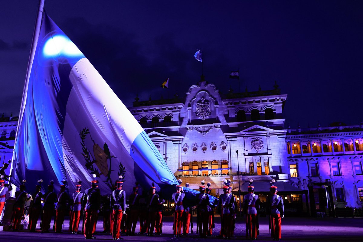 GuatemalaGob's tweet photo. Hoy conmemoramos los #205AñosDeIndependenciaGT con el firme compromiso de seguir caminando hacia adelante, siempre unidos por el desarrollo de nuestra patria. 🫱🏼‍🫲🏽✨

¡Que viva Guatemala, soberana, digna y en libertad! 🇬🇹 https://t.co/XVSY0NXHy0