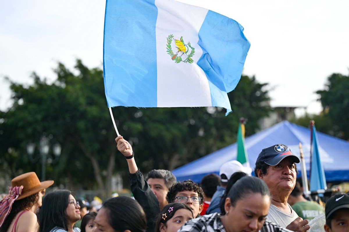 GuatemalaGob's tweet photo. Hoy conmemoramos los #205AñosDeIndependenciaGT con el firme compromiso de seguir caminando hacia adelante, siempre unidos por el desarrollo de nuestra patria. 🫱🏼‍🫲🏽✨

¡Que viva Guatemala, soberana, digna y en libertad! 🇬🇹 https://t.co/XVSY0NXHy0