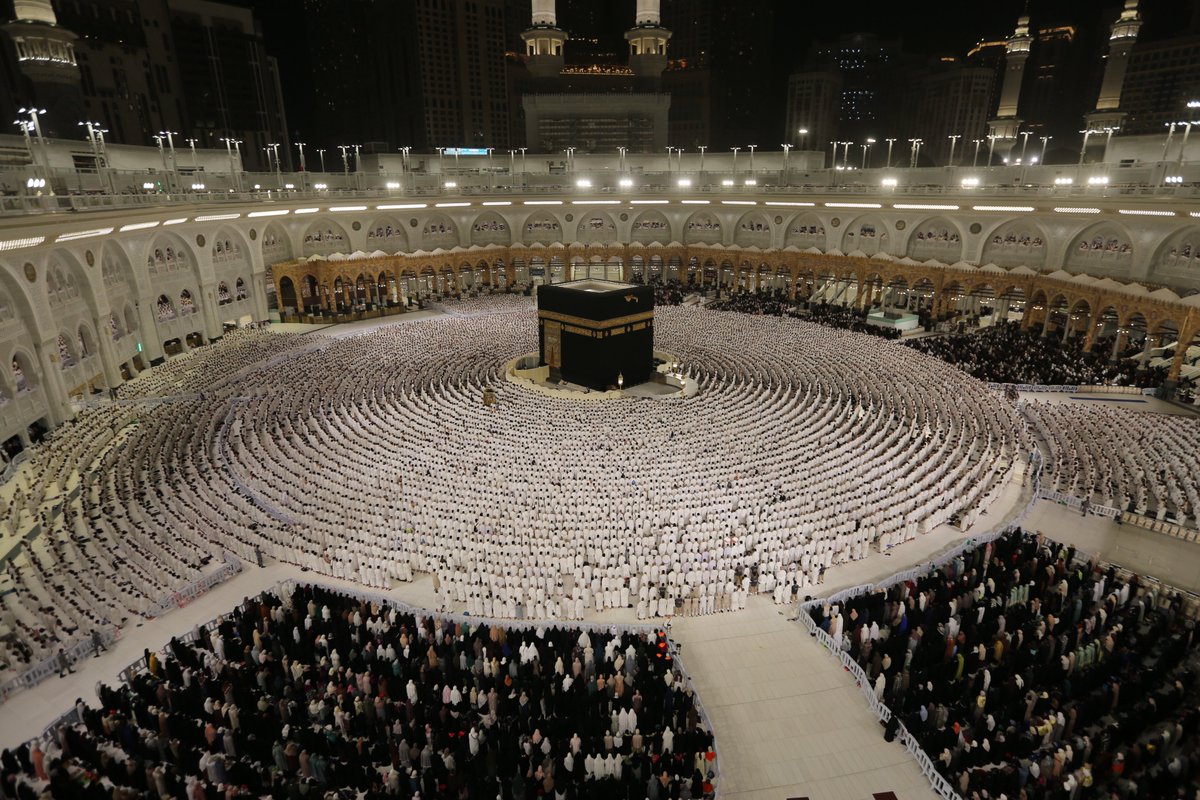 makkahregion's tweet photo. قال تعالى: ﴿وَمَن دَخَلَهُ كَانَ آمِنًا﴾

ساجدين.. آمنين.. مطمئنين، في رحاب المسجد الحرام. https://t.co/sUnJzIPk0U