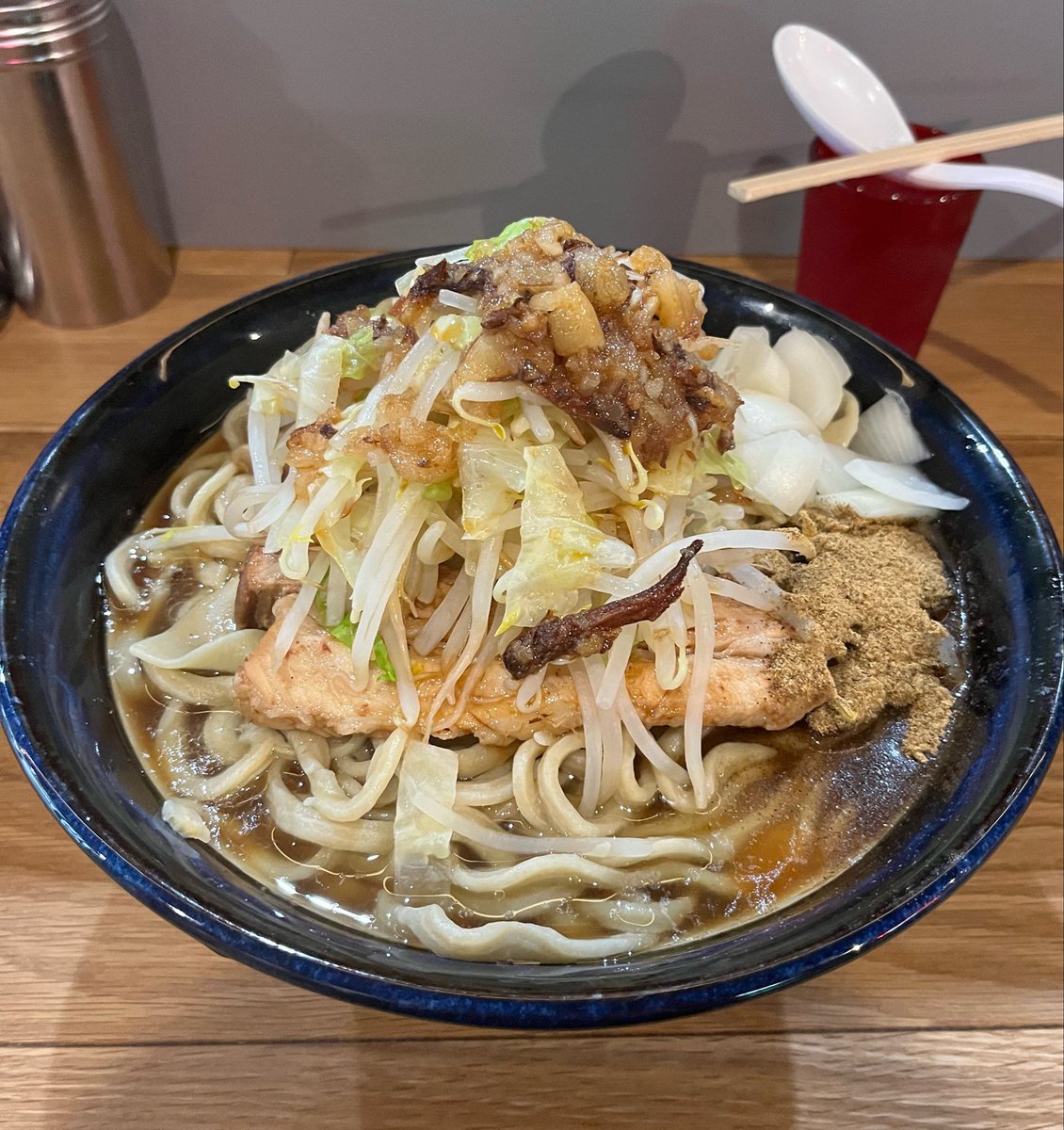 fujitaka0411's tweet photo. DOPEMEN NOPEMEN
ラーメン800g たま変更
久方ぶりの蓮たま🍜
甘しょっぱいスープに魚粉が堪らなく合う。
DOPE麺に魚粉絡めて美味さ倍増。 https://t.co/FtVtbKCNVZ
