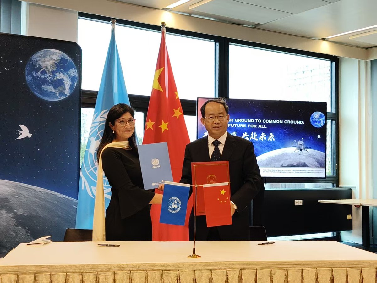 wulei2020's tweet photo. A cosmic gift from 380,000 km away from China to the world! On Sep. 14, China officially presented #lunarsamples from Chang'e-6 mission to the @UN in Vienna. The samples will be displayed alongside a model of Chang'e-3 #lunarrover previously gifted by China.@UNOOSA @aarti_holla https://t.co/aqaNem0wAp