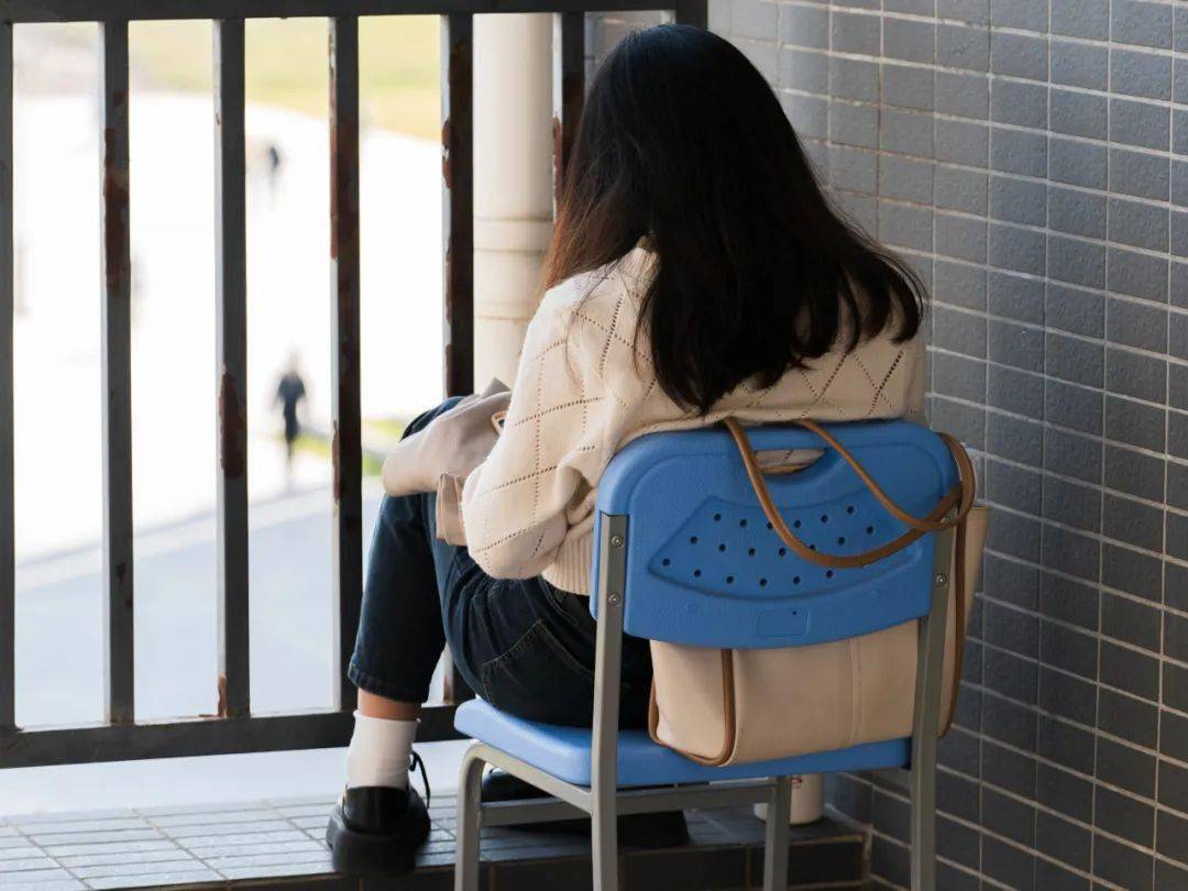 koaly702484's tweet photo. Spent 10 mins adjusting my desk to be “ergonomic”… only to realize I’ve been sitting on my crossbody bag this whole time. https://t.co/f1n7bHvaHA
