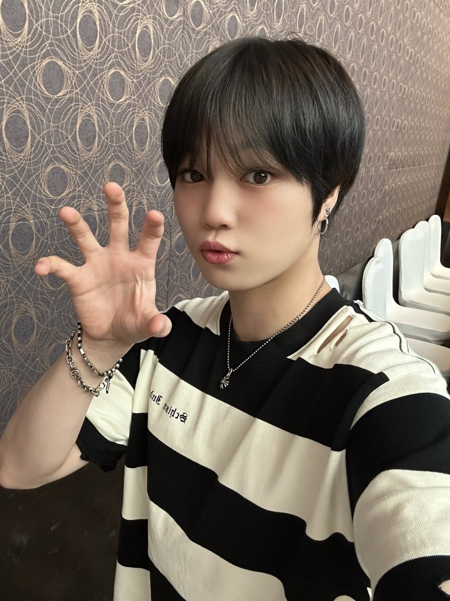 mcmcuteunho's tweet photo. 【第868回】
本日の「バブゥでし」
まあるくてかわいい……😭
#YOUNITE #EUNHO #ParaMUSIC
#유나이트 #은호 #バブゥでし #かわいい #カッコいい
#INYUN_Part_1 #POSE_姿態 https://t.co/aonjjlTneX