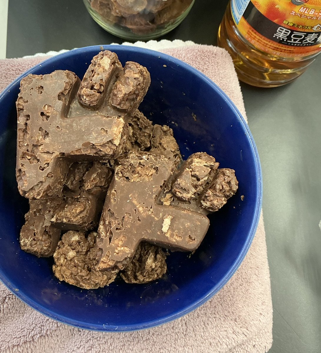 endofthenorth's tweet photo. 同じくにふ��るめのココア味ウエハース3枚でチョコクランチ

粗く砕いて湯煎チョコと和えるだけなので
ひたすら使用した板チョコの味故の安心感はあります

下手に型を使うより伸ばして切った方が食べやすい… https://t.co/a1mrtsAwQd