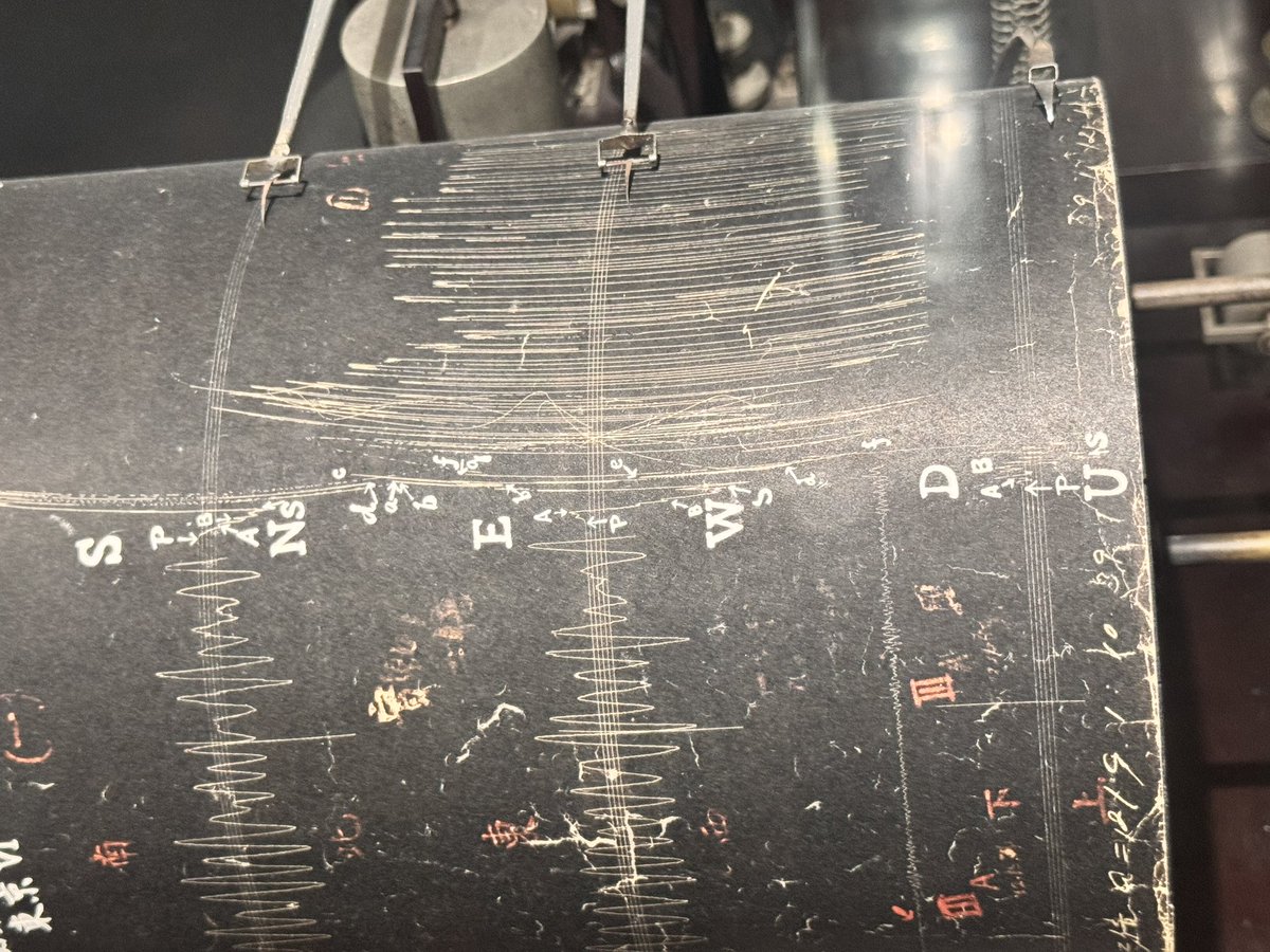 ZC32S_KB's tweet photo. すげぇ、関東大震災の時の揺れを記録した地震計が展示されとる...!! https://t.co/i0PhTRKZVG