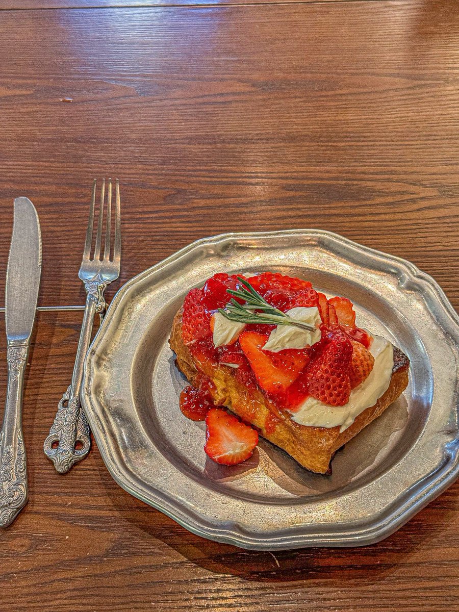 creah572162's tweet photo. That first bite of warm, buttery toast slathered with fresh strawberry jam—sunshine on a plate, and my morning just got perfect.， https://t.co/asrnhf1q3v