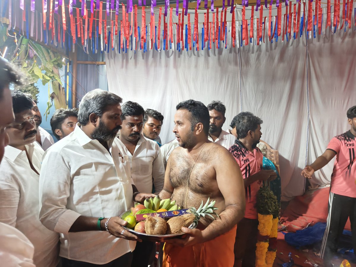 VenkatesanTVK's tweet photo. சேலம் கிழக்கு மாவட்டம், ஆத்தூர் கிழக்கு ஒன்றியம் கல்லாநத்தம் ஊராட்சி சார்பாக  விநாயகர் சதுர்த்தியை முன்னிட்டு பிரதிஷ்டை செய்யப்பட்டுள்ள விநாயகர் சிலைக்கு கழகத் தோழர்களுடன் சாமி தரிசனம் செய்தோம். https://t.co/d7o2zVhIhI
