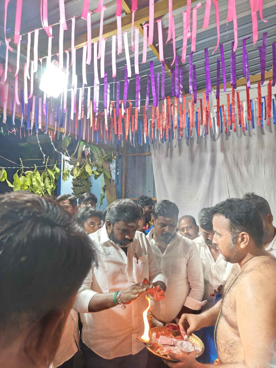 VenkatesanTVK's tweet photo. சேலம் கிழக்கு மாவட்டம், ஆத்தூர் கிழக்கு ஒன்றியம் கல்லாநத்தம் ஊராட்சி சார்பாக  விநாயகர் சதுர்த்தியை முன்னிட்டு பிரதிஷ்டை செய்யப்பட்டுள்ள விநாயகர் சிலைக்கு கழகத் தோழர்களுடன் சாமி தரிசனம் செய்தோம். https://t.co/d7o2zVhIhI