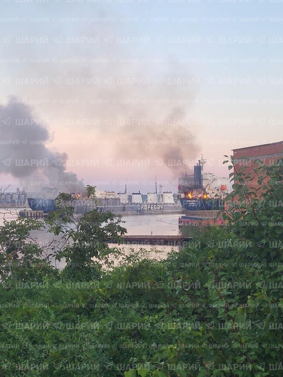 GabeZZOZZ's tweet photo. This one’s funny. Russia let two ships into a Ukrainian port, waited until they were loading grain, then drone-struck them. Ships damaged, grain lost. Smart move. https://t.co/2nCRf2S36r