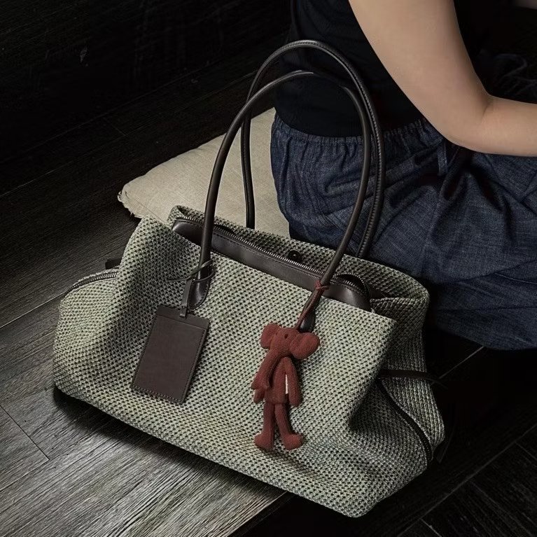 haulgirls's tweet photo. Cewe cewe corporate merapaaat‼️⚠️
Karena akhirnya aku nemu totebag tempur seharian dan cemplang cemplung bawa apa ajaa muat 😭🫶🏻 https://t.co/3iDp4nvxr6
