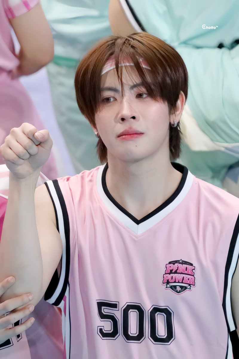 ChottoTH's tweet photo. อยู่ดีๆก็คิดถึงน้องนักบาสสีชมพูที่มีแฟนเป็นพี่นักบอลสีเขียว 🤭🤭 น้องเฟิร์สตอนใส่เฮดแบนด์แล้วผมยาวน่ารักใจเจ็บ

#Firstone  
#TleFirstone #เติ้ลเฟิร์สวัน https://t.co/MDdpliKjgj