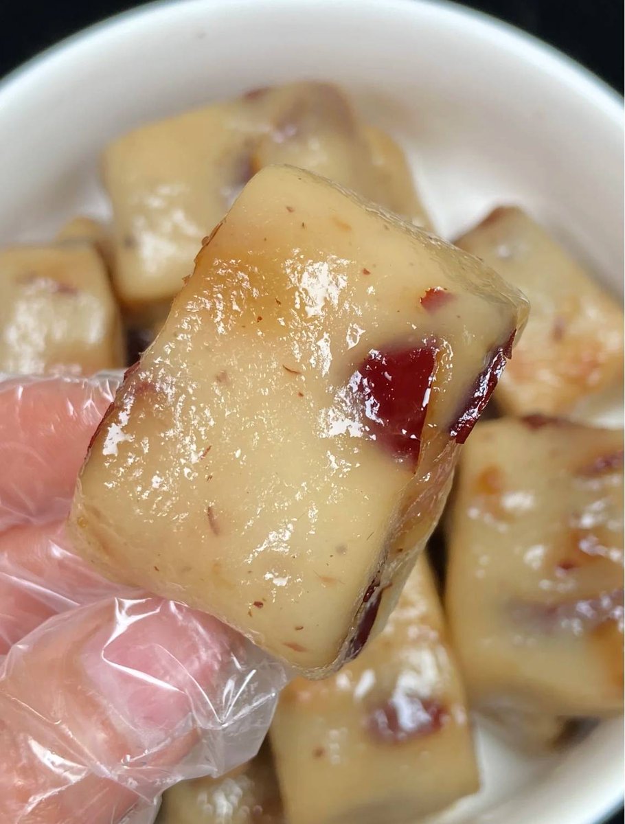 velvn929541's tweet photo. Late-night cozy stall, steaming osmanthus glutinous rice cake and warm soy milk—small bites, big comfort for tired souls. https://t.co/oBGDE6Yh2w