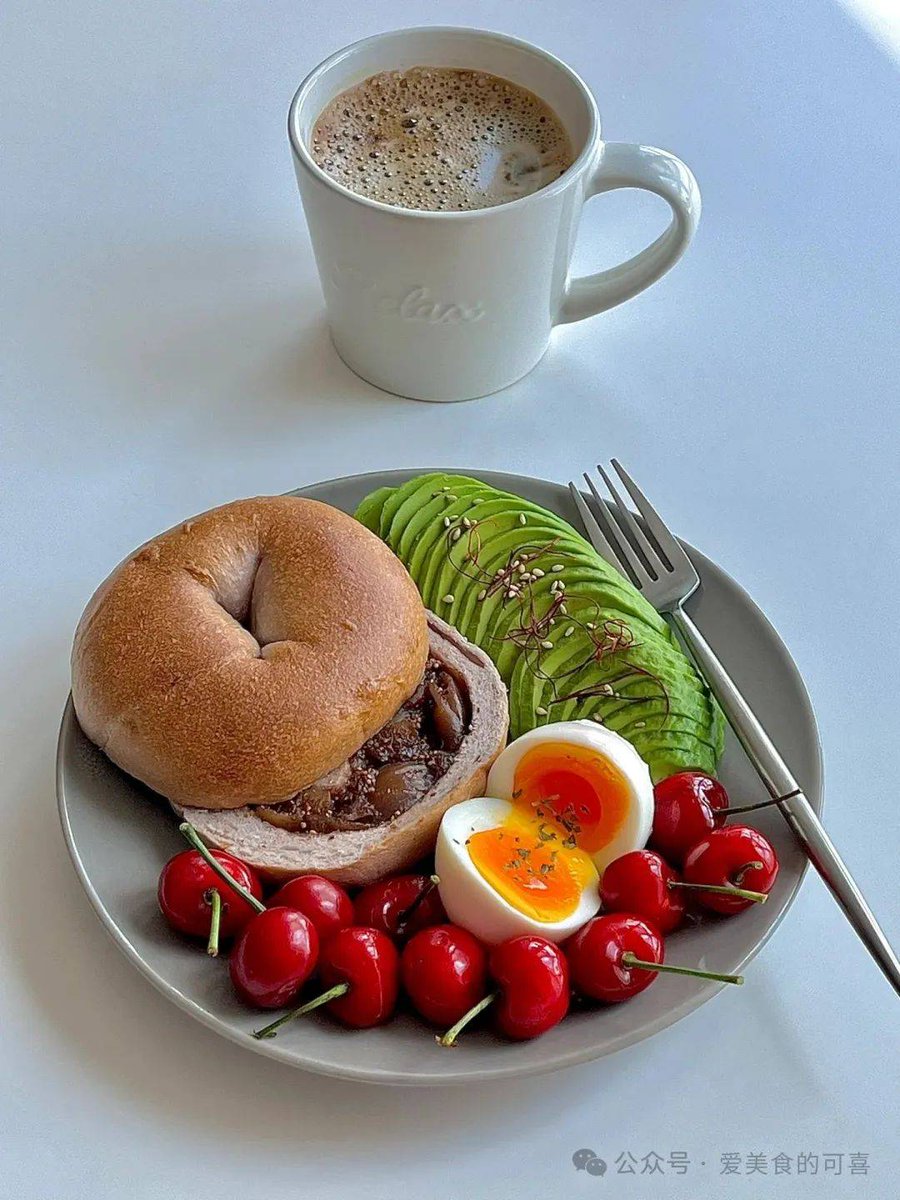 mindi669604's tweet photo. [Made a creamy avocado toast with a pinch of sea salt and red pepper flakes for breakfast—quick, cozy, and packed with good vibes!]， https://t.co/PdGvtBtCd3