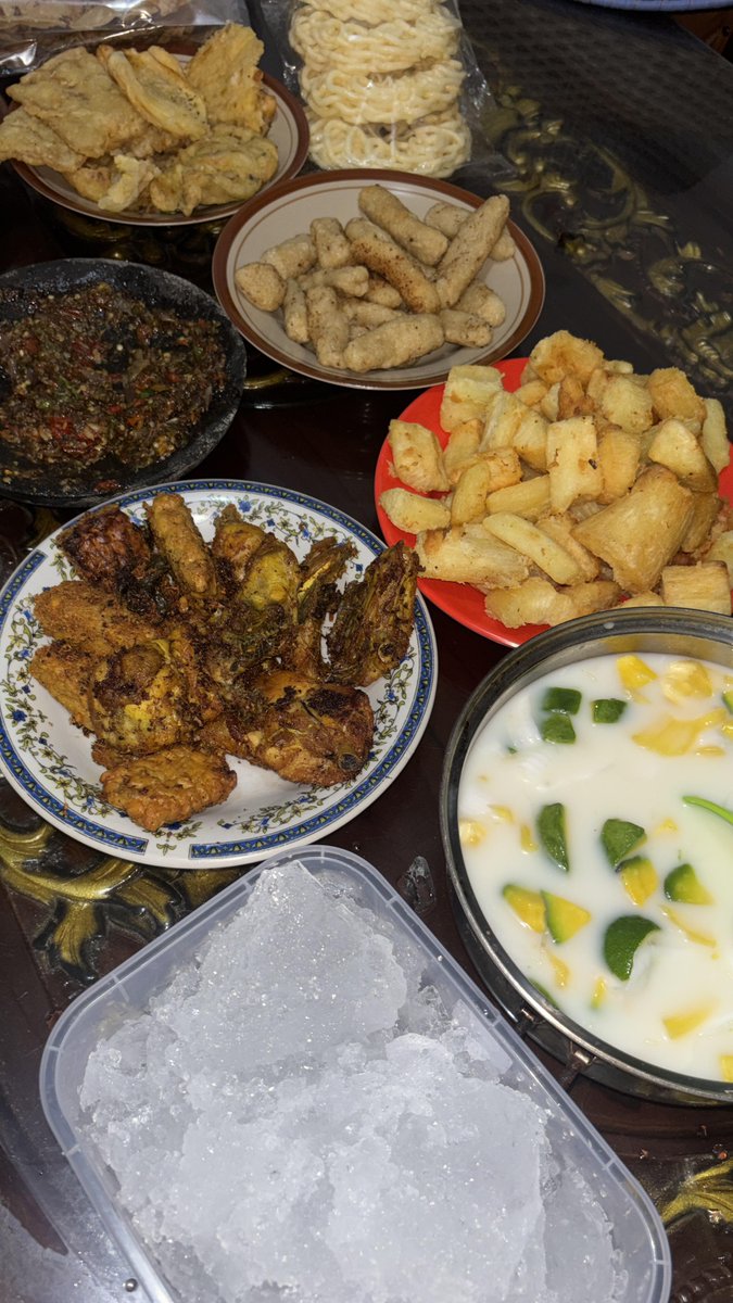 rridof's tweet photo. gimana mau diet kalo makanan rumah begini https://t.co/6gjdH2YQin