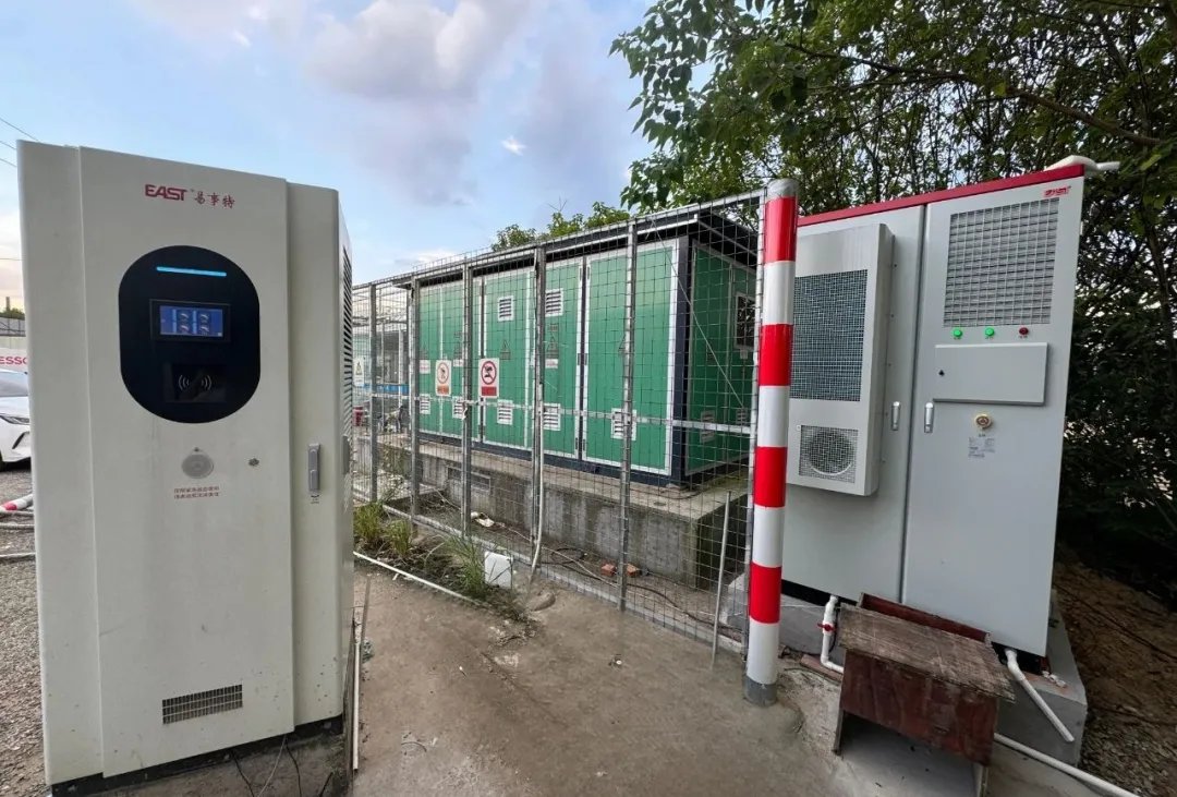 EVcharging01's tweet photo. EAST’s integrated PV+ESS+EV charging deployments span across China.

From expressway service areas to industrial & commercial hubs, our full self-developed solutions deliver on-site solar generation, energy storage and high-speed EV charging.
Unlock low-carbon mobility and cut grid pressure with turnkey solar-storage-charging stations.

🌐Website: https://t.co/v1SgtNZJ5s
#EAST #SolarStorageEV #EnergyTransition #ESS #EVCharging