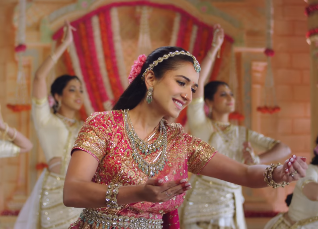 ani_digital's tweet photo. Radhika Merchant dances to ‘Ekadantaya Vakratundaya’ in soulful Ganesh Chaturthi tribute

Read @ANI Story | https://t.co/pw36QyPKYx

#RadhikaMerchant #Ambanis #GaneshChaturthi https://t.co/6EHEqDVXK8