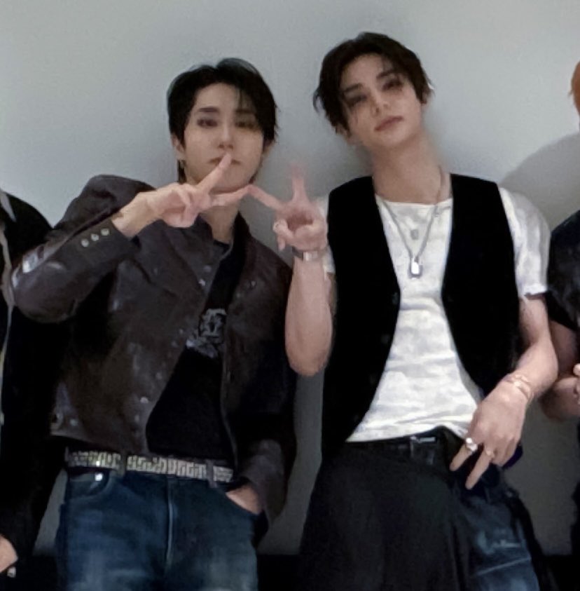 konsorusparty's tweet photo. is this their new thing 😭 https://t.co/N1HUijmG3A