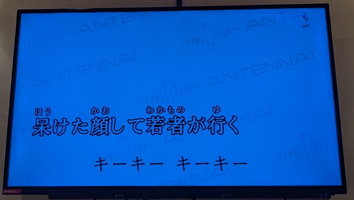 moho0905's tweet photo. 猿の学生のカラオケ、合う動画が無いからずっと白背景でおもろかった🎤
キーキー🙊 https://t.co/9LyH39kJ7T