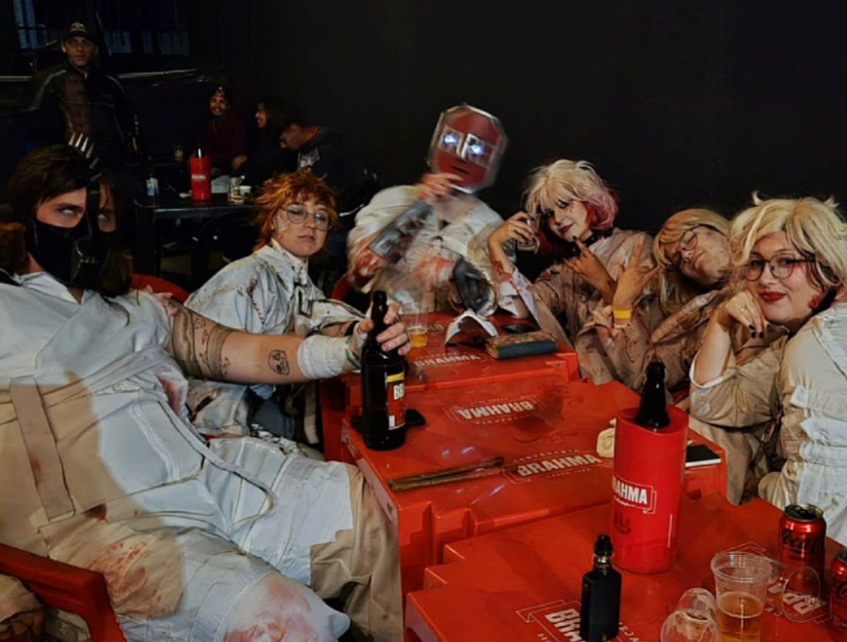 tsukksluvr's tweet photo. estética rara: vocês são os psikolera e estão indo num barzinho pós show antes do hexatombe https://t.co/MCJoc2LEXp
