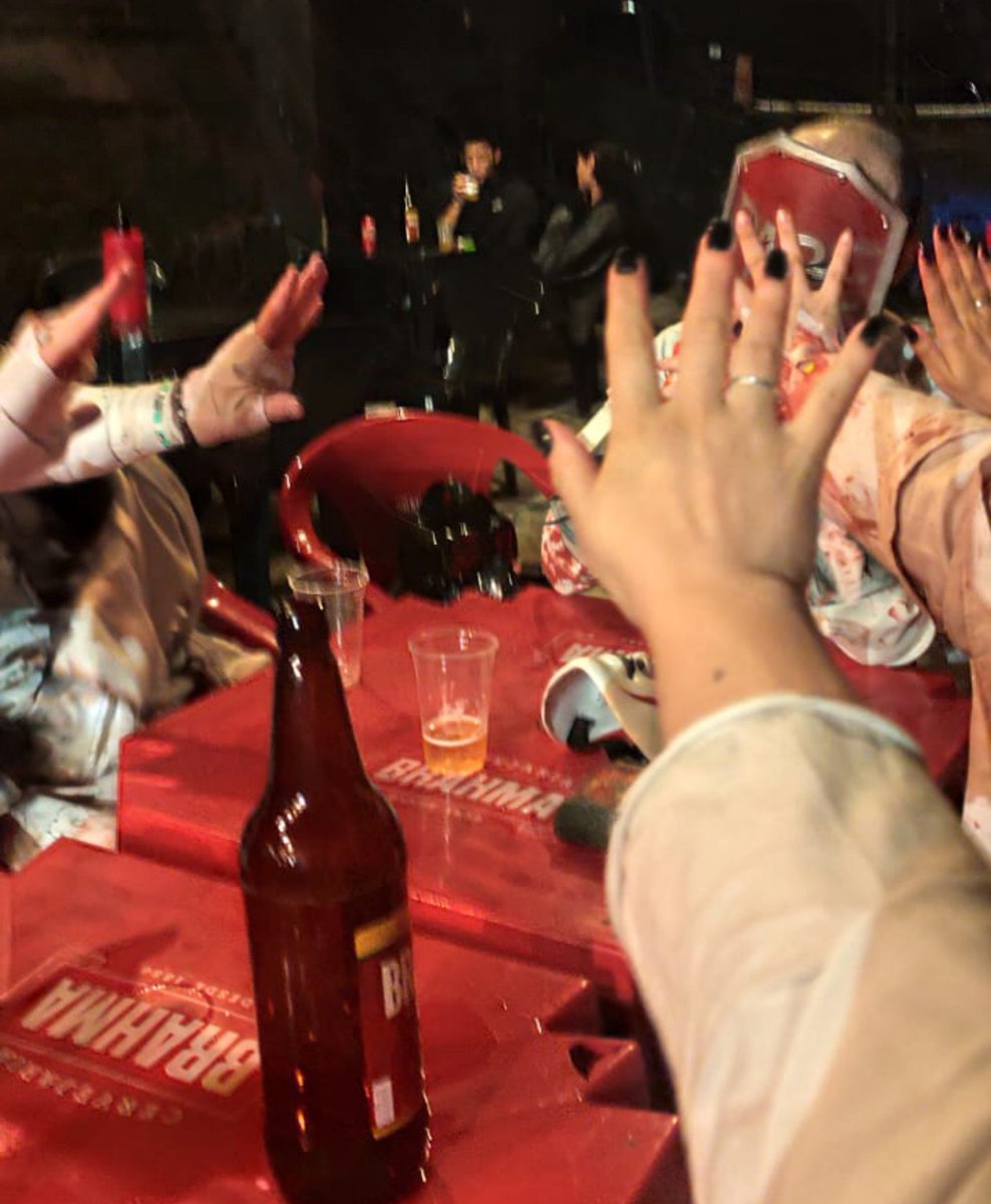tsukksluvr's tweet photo. estética rara: vocês são os psikolera e estão indo num barzinho pós show antes do hexatombe https://t.co/MCJoc2LEXp