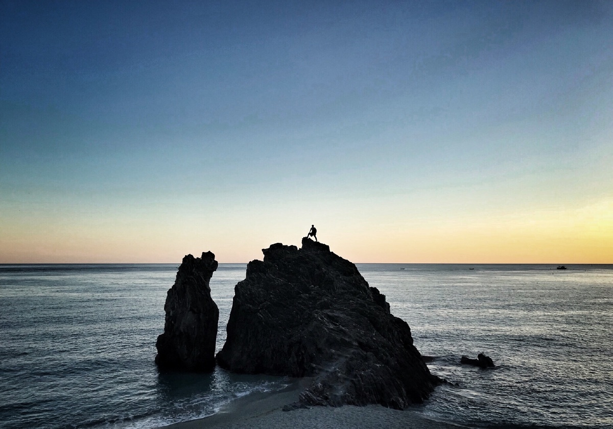 cozyk155940's tweet photo. Just stumbled on a hidden coastal cove in Portugal—crystal water, no crowds, and the best sunset I’ve ever chased. Worth skipping the tourist spots for this! https://t.co/idtuWs5G62