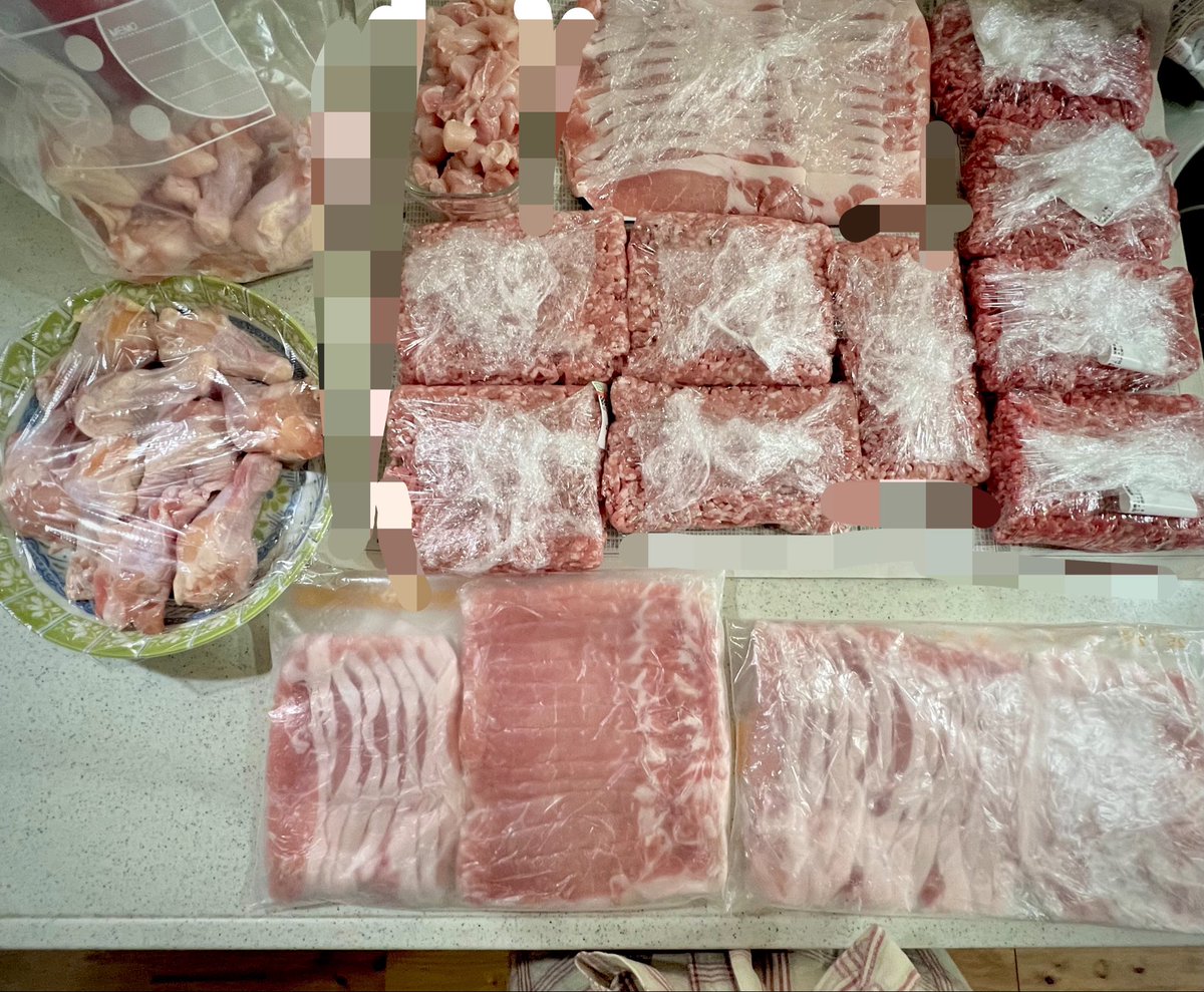 happy_chiibobo's tweet photo. スーパー開店前に並んで、お肉ダッシュして帰ったらすぐ肉処理。
なんか専業主婦の頃が懐かしい感じ🥹ᩚ
こうやって写真撮ってポストするのも懐かしいわぁ

それにしても写真の編集が、近視と老眼でツライ( ･-･̥ )ｼｸｼｸ https://t.co/YH5N3Xl4MP