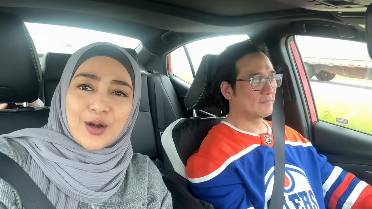 BapakKerja's tweet photo. Di videonya keluarga Tengku Firmansyah ini, mereka nyeritain teman2nya yang berhasil pindah ke Canada..

Jalurnya bisa macam2 pak~

- Kak Vera 13 tahun di Kanada. 2011 berangkat lewat agensi Jakarta
- Work permit 2 tahun di Petro Canada. Pindah-pindah kota kecil: Camrose, Wandering River, Viking
- PR lewat sponsor suami. Sekarang punya rental kitchen di St. Albert, produksi makanan Indonesia beku
- Eca, instruktur pilates. 12 tahun di sana. PR lewat nikah dengan warga lokal, 2010
- Desi datang 2013. PR setahun kemudian lewat suami koki di resort kota kecil
- Suami pindah jadi staf gudang biar waktunya lebih longgar urus anak. Desi kerja katering maskapai
- Ada yang PR langsung dari Indonesia tahun 2009. Family sponsor dari paman. Sekarang recruiter HR di Amazon
- Mantan PNS cuti di luar tanggungan negara, menyusul suami di Edmonton
- Suaminya PR dalam 6 bulan lewat Express Entry, 2015
