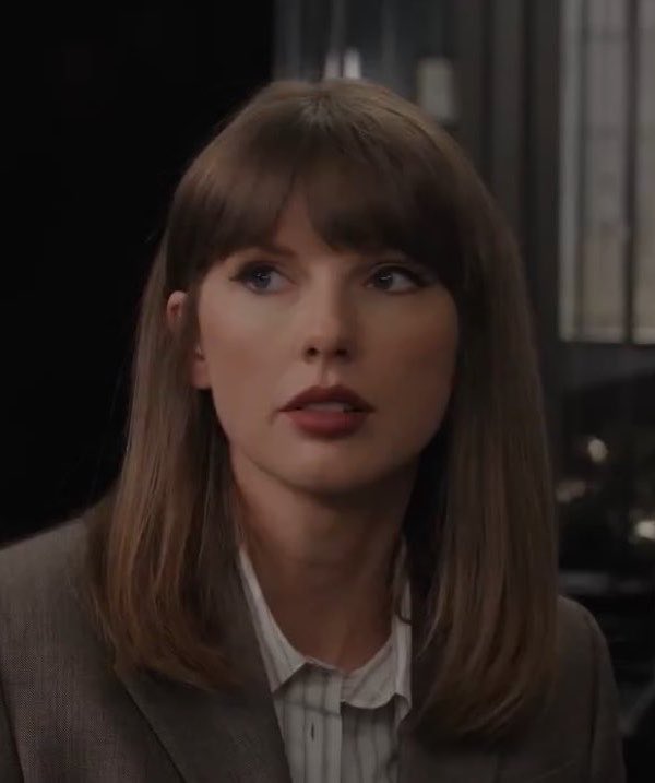 SavLovesSwift's tweet photo. “Who are you?”

“I’m you, but longer” https://t.co/Z0c16gWPQF