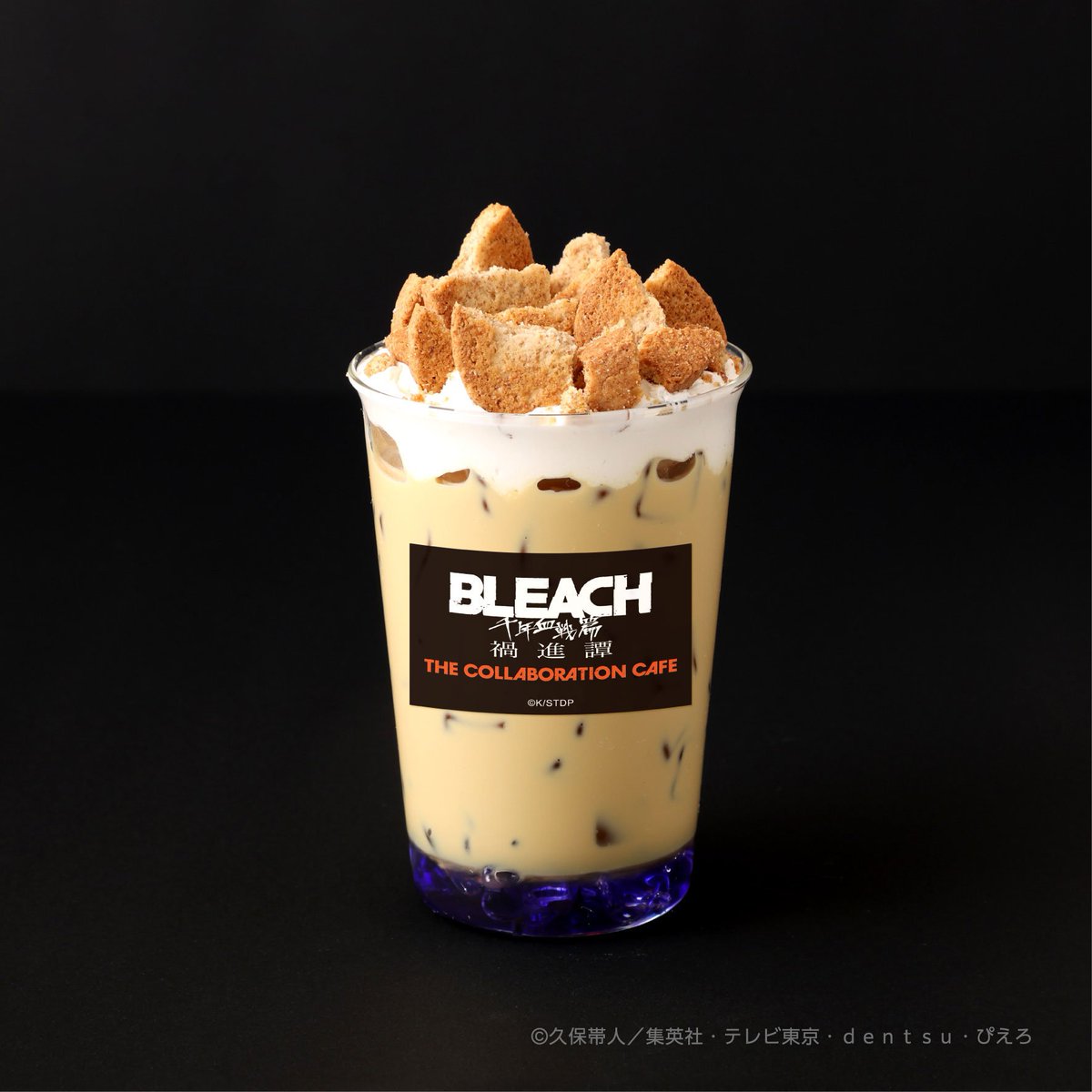THEGUEST_sby's tweet photo. 🔔追加情報更新🔔
／
 TVアニメ最終クール『BLEACH 千年血戦篇-禍進譚-』の放送を記念したコラボカフェ
 大阪、名古屋でも開催決定🙌追加メニューも公開❗️
＼

◢◤ BLEACH 千年血戦篇-禍進譚-
    THE COLLABORATION CAFE ◢◤
✨メニュー追加情報✨
🔹【藍染惣右介】五龍転滅ミルクティー
藍染惣右介の破道の九十九「五龍転滅」をイメージしたドリンク
地面が砕けた様子を、荒く砕いたクッキーで表現しました🥤🍪

他にも各キャラクターをイメージした本格コラボメニューと、新規描き下ろしイラストグッズを多数ご用意！

‼️NEW‼️巡回情報
◤ 大阪・心斎橋PARCO会場 ◢
⚔開催日程｜10.2㊎～11.9㊊
⚔会場｜心斎橋PARCO 6F  THE GUEST CAFE BY PARCO
⚔営業時間｜OPEN 10:00 - CLOSE 20:00

◤ 愛知・名古屋PARCO会場 ◢
⚔開催日程｜11.20㊎～12.22㊋
⚔会場｜名古屋PARCO 西館8F  THE GUEST CAFE BY PARCO
⚔営業時間｜OPEN 10:00 - CLOSE 20:00

心斎橋PARCO、名古屋PARCO会場は、カフェ、ショップとも予約不要でご利用いただけます
⚠ただし混雑時は入場制限を行う場合がございます
カフェ公式サイトにて詳細をご確認のうえご来場ください
👉https://t.co/vs1Q226fJv…

#BLEACH_anime