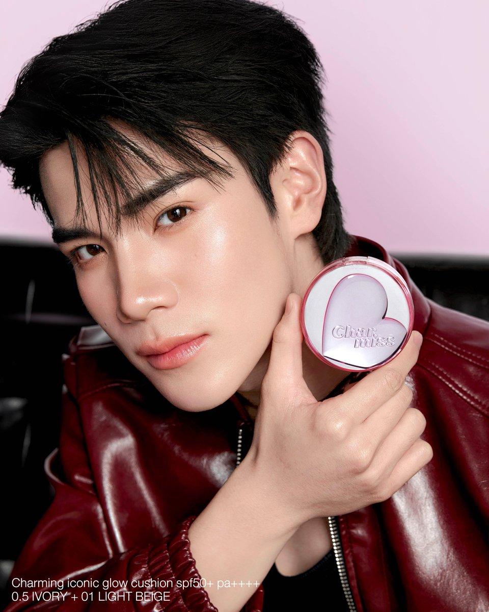 charmisscosme's tweet photo. A new era of Charmiss has just begun with him—our youthful charm presenter, Fourth Nattawat Jirochtikul @tawattannn 

More confident. The new light of Charmiss. 

โฟร์ทใช้ Charmiss Charming Iconic Glow Cushion เบอร์ 0.5 IVORY + 01 LIGHT BEIGE สร้างลุคผิวโกลว์เรียกแสง เผยเสน่ห์แรงทุกองศา

#CHARMISSXFOURTH #CharmissIconicGlow #คุชชั่นชมพูชาร์มิส #คุชชั่นโฟร์ท #Fourthnattawat