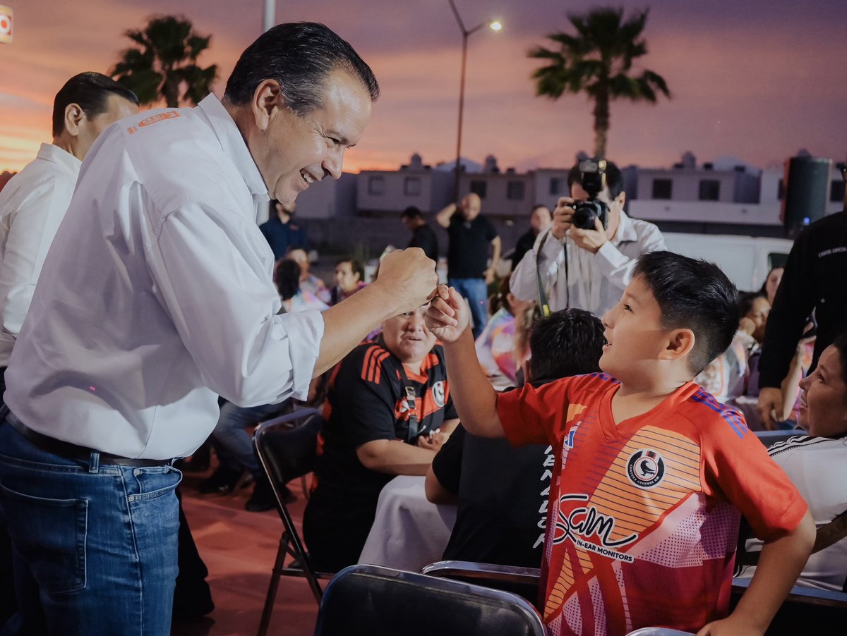 tonoastiazaran's tweet photo. 🗣️ ¡Este lunes continuamos con las asambleas del Presupuesto CRECES!

Nos reunimos con vecinas y vecinos de La Caridad para escuchar sus ideas y propuestas, porque en Hermosillo ustedes deciden qué obras quieren para mejorar sus colonias. ✅

Con la rehabilitación de su cancha aquí ya son testigos del cambio.🏀 ¡Los invito a participar, proponer y votar para juntos transformar nuestra ciudad!🙌🏼

#EnLaHAvanzamosJuntos