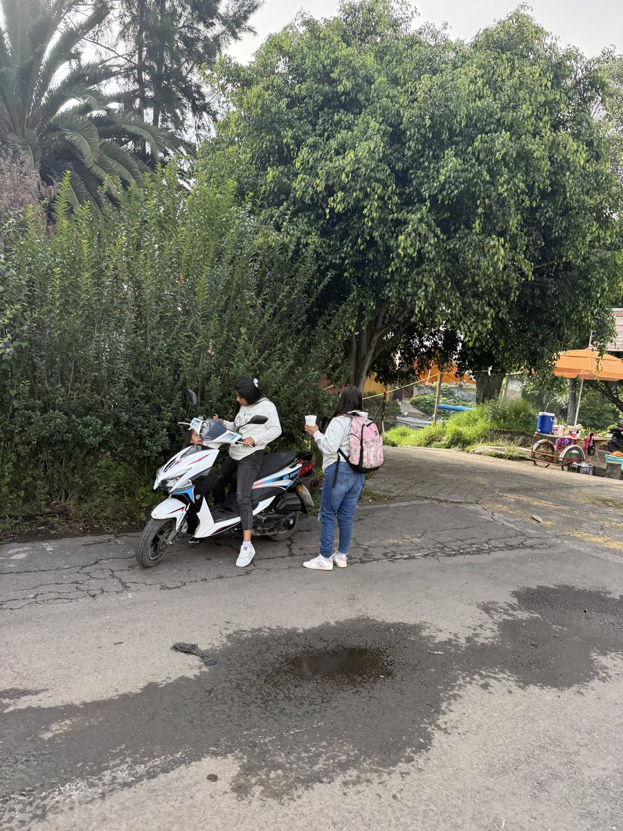 lof1240's tweet photo. @indeporte Pista de Canotaje Virgilio Uribe: PROHÍBAN LAS MOTOS por favor. Fotos de hoy. Si es gente que vive por ahí, que salgan por otro lado, la pista es para peatones. 
#pistaVirgilioUribe #FueraMotos #SeguridadParaCorredores https://t.co/BHOB0liz4o