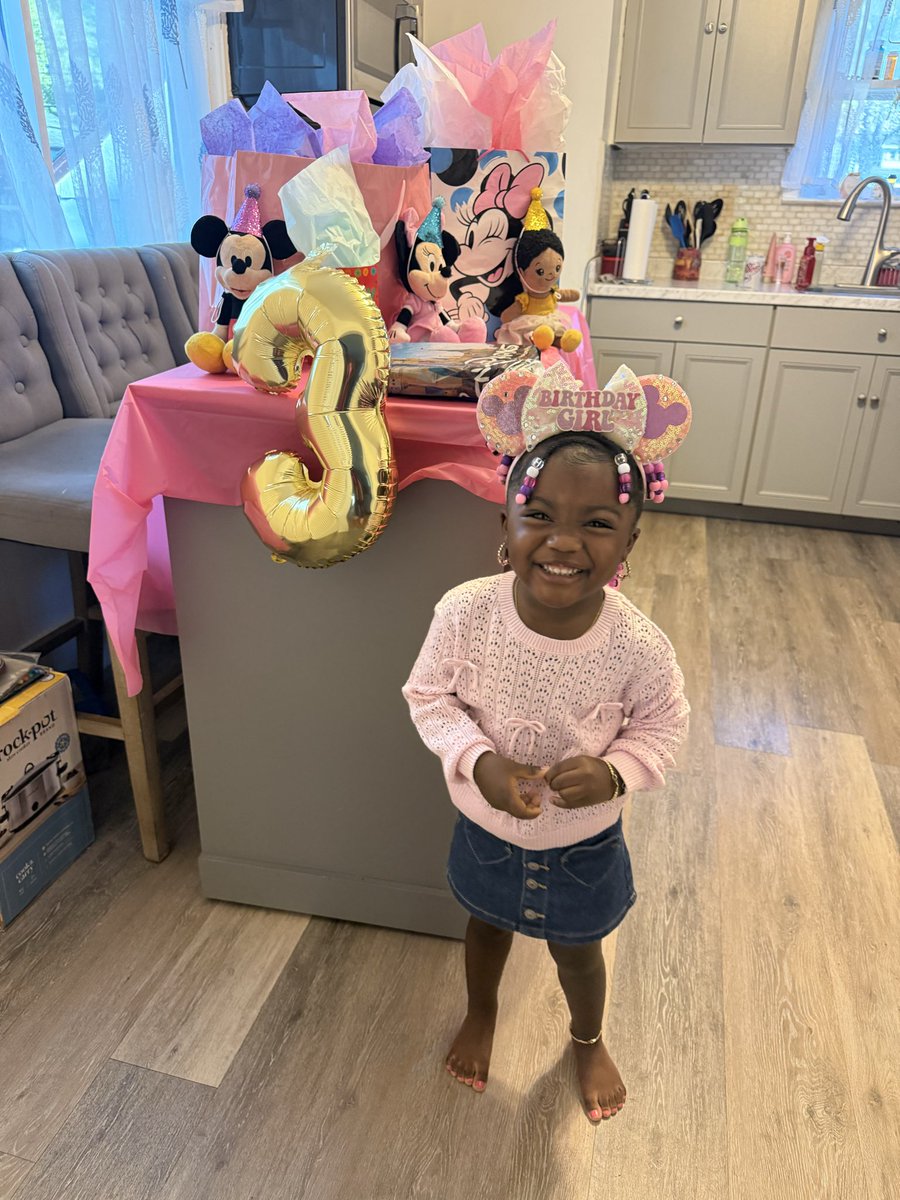 Shaneece95's tweet photo. The busiest newest 3 year old ever!!! Went to Disney World, went on a cruise. Had a Chuck E. Cheese birthday party. Turned THREE!! Anddddd started preschool in one week! https://t.co/ncBpDpjPO5