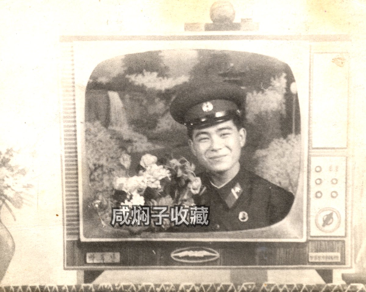 Samcheolli's tweet photo. 🇰🇵 Korean People's Army Private 1st Class' Portrait (1980s)

Original undated studio portrait of an unnamed Private 1st Class of the Korean People's Army, taken in the 1980s. 

He appears to be part of the Korean People's Army's signal troops judging by his branch insignia.
