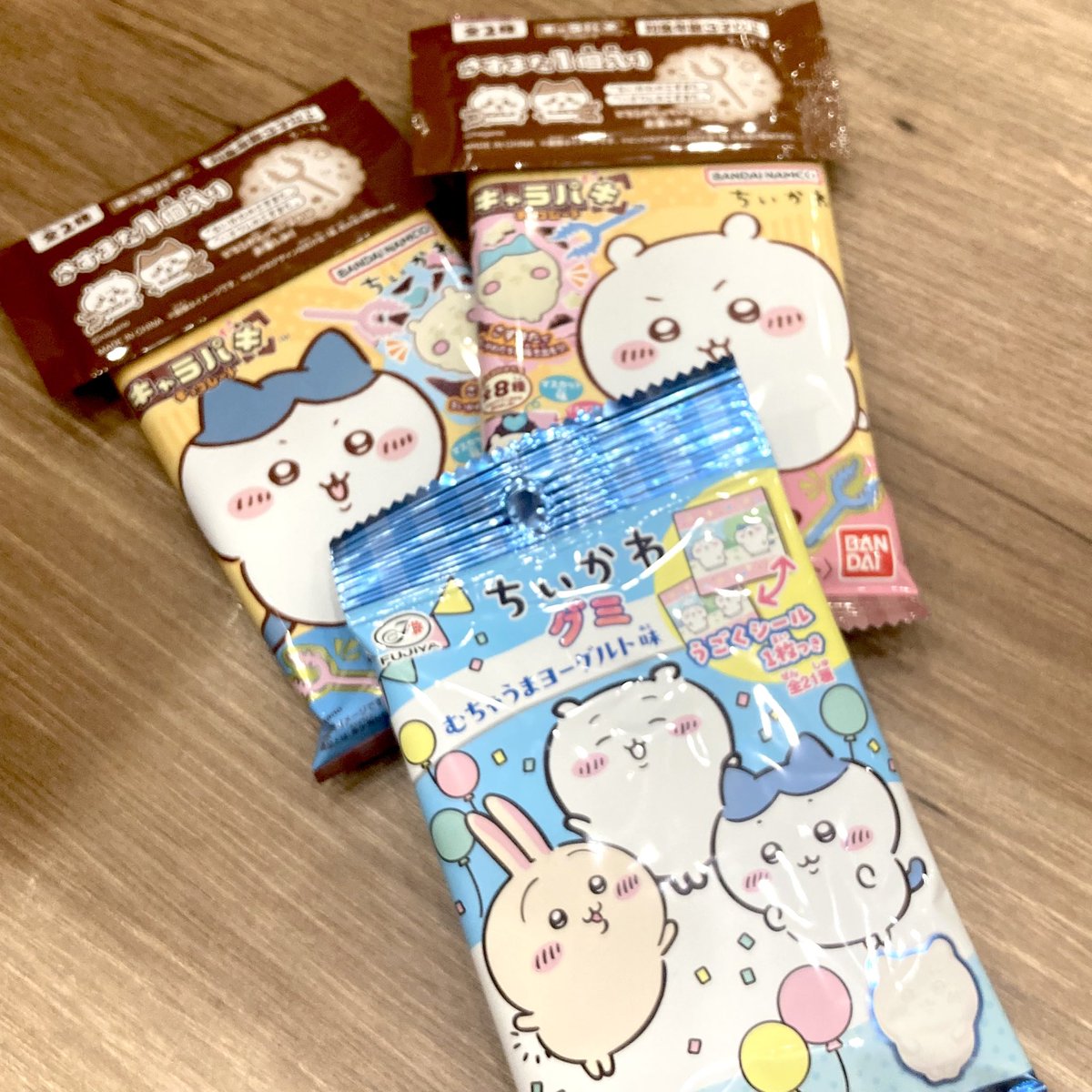 wapi_chi's tweet photo. 遠出して大型ショッピングモール来たけど
クレーンゲームは惨敗、
ガチャは一つもちいかわのがなくて
ダイソーもモモカニバッジだけなくて
撃沈…😭

せっかく来たので
おかしのまち「おか」でやっと見つけたさすまたと
シール付きグミを連れて

雨の中チャリで帰ります🚴‍♀️ https://t.co/UztvbHYCbW