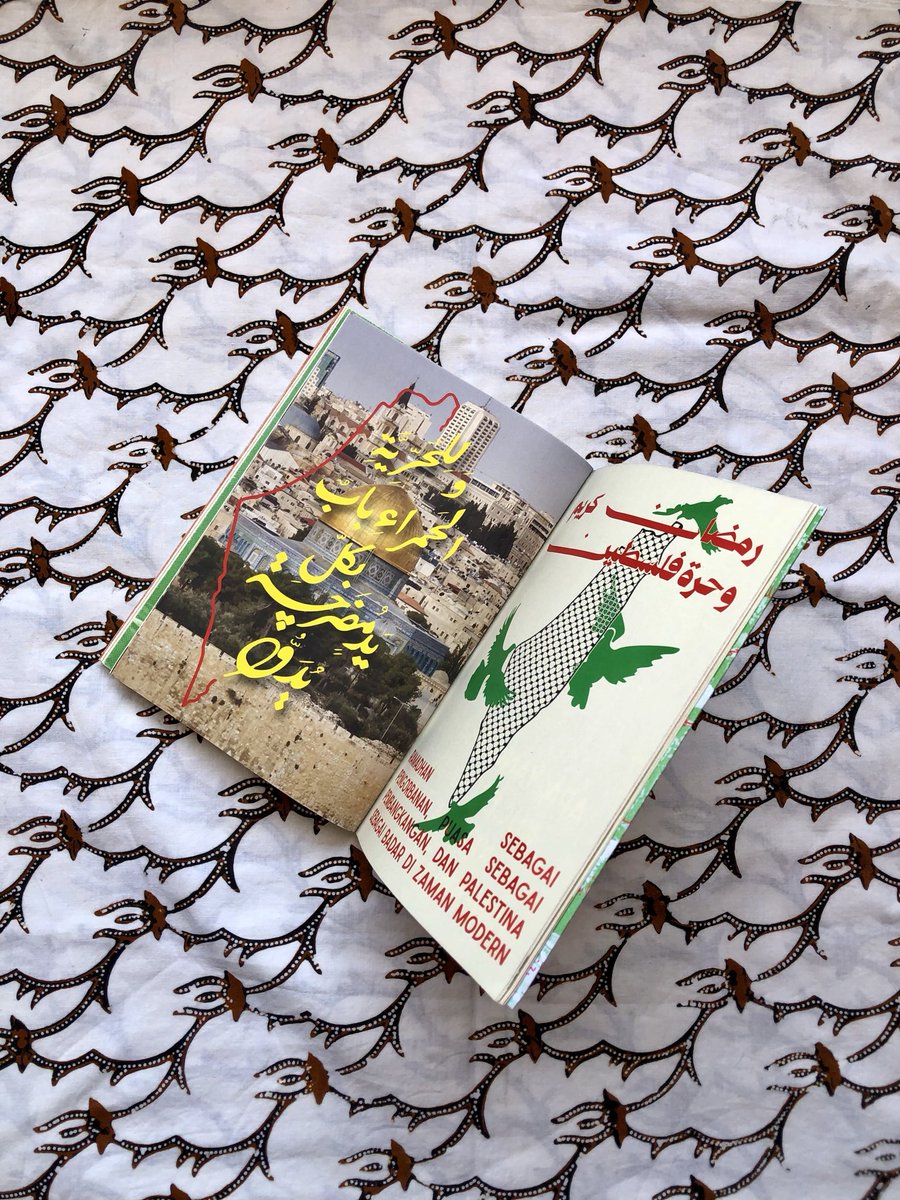 albaniatsaury's tweet photo. ada wawancara penting dalam buku ini dengan Lien Iffah Naf’atu Fina (kandidat doktor dalam bidang studi Islam di Universitas Chicago) ia menyoroti bagaimana ketimpangan gerakan bela Palestina dan anti Israel dengan genosidanya di Indonesia ini yang cenderung sporadis &amp; pragmatis. https://t.co/aepnp8st2D
