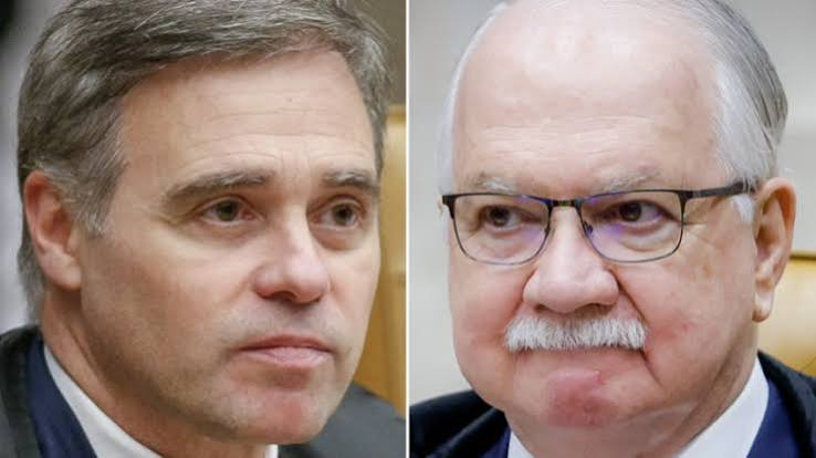 drpaulofaria22's tweet photo. MENDONÇA SE MANIFESTA A FACHIN

André Mendonça apresentou na noite desta segunda-feira (14) seus esclarecimentos ao presidente do STF, Edson Fachin, na PET 16.704, e explicou por que determinou que delegados responsáveis pela investigação do caso Vorcaro fossem intimados pessoalmente em seu gabinete, restringindo o acesso de outras áreas e autoridades da Polícia Federal às informações da apuração.

Segundo Mendonça, relatórios produzidos pela própria PF a partir do celular de Daniel Vorcaro apontaram a existência de uma suposta rede de “monitoramento e influência”, com acesso antecipado a informações sobre investigações criminais e apurações do Banco Central.

O ponto mais sensível da manifestação está na justificativa para as cautelas adotadas: Mendonça afirma que o relatório policial registrava que o diretor-geral da PF, Andrei Rodrigues, e o procurador-geral da República, Paulo Gonet, haviam sido mencionados em uma nota enviada por Vorcaro a um interlocutor ainda não identificado.

Foi nesse contexto que, em 24 de agosto, às 17h40, os delegados responsáveis pela investigação foram intimados presencialmente no gabinete do ministro. Mendonça afirma que a medida buscou preservar o sigilo, a compartimentação das informações e a eficiência da investigação.

O ministro ressalvou expressamente que as providências foram adotadas “sem imputar qualquer suspeita a quem quer que seja”. Ainda assim, deixa claro que a menção aos nomes do diretor-geral da PF e do PGR exigia, em sua avaliação, cautelas adicionais para preservar a higidez da investigação.

Agora, Mendonça coloca formalmente diante da Presidência do STF a razão pela qual decidiu restringir o fluxo de informações dentro da própria Polícia Federal.