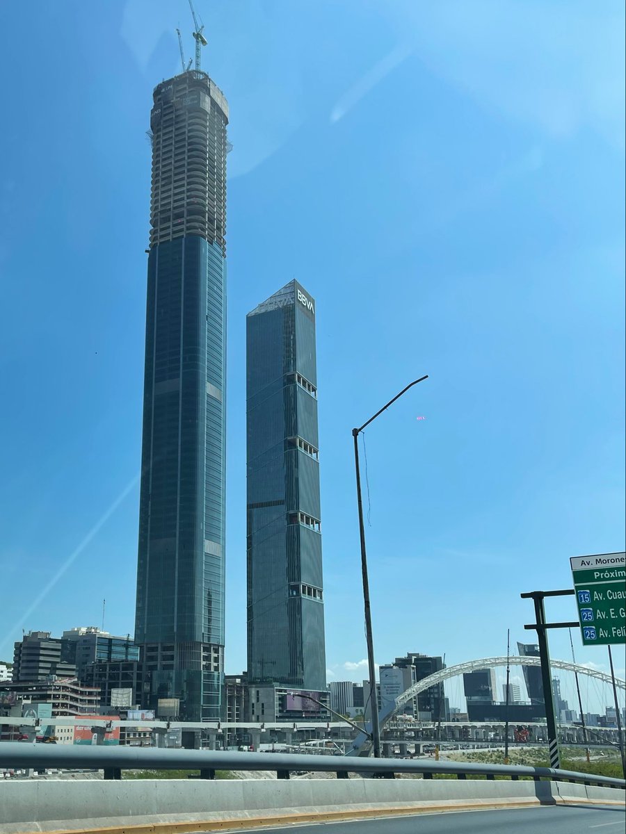 orlandxcastillx's tweet photo. me da una weba mty, pero wow con torre rise, verla diario hace que reconsidere volver a trabajar de arquitecto… i mean esa madre ya superó a las torres gemelas y aún le falta para llegar a los 480m neta me deja speechless 😶 https://t.co/0sf447kiUk