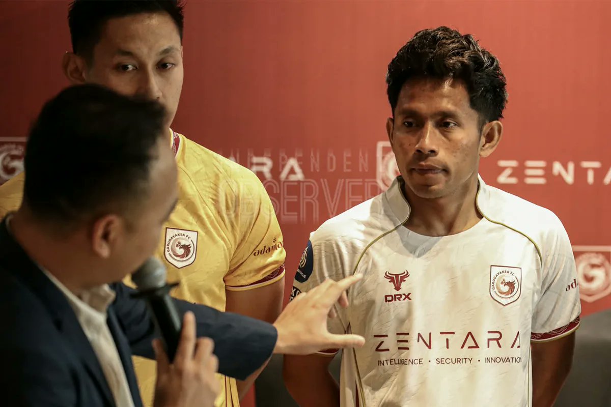 rskuntowiyoga's tweet photo. Saya pemasaran saat Garudayaksa FC, resmi luncurkan jersey putih debut mereka di Super League 2026/2027, dengan Zentara sebagai sponsor utama.

Ternyata, Zentara sendiri bukan brand fashion, finance atau FMCG kayak kebanyakan sponsor klub Indonesia. Mereka perusahaan teknologi, dan menurut CEO-nya M. Reza Anugrah, kerja samanya nggak berhenti di logo doang, Zentara masuk ke operasional klub lewat platform metodologi kepelatihan. #uhuk 

Terlepas apapun itu, ini pola sponsorship yang jarang kejadian di sepak bola kita: klub promosi, brand tech lokal, dan value proposition-nya bukan "exposure logo" tapi "infrastruktur operasional." 

Klub promosi biasanya struggle cari sponsor karena belum ada bukti performa di level atas. Garudayaksa menjual masa depan dalam bentuk tech partnership. #uhuk lagi aja