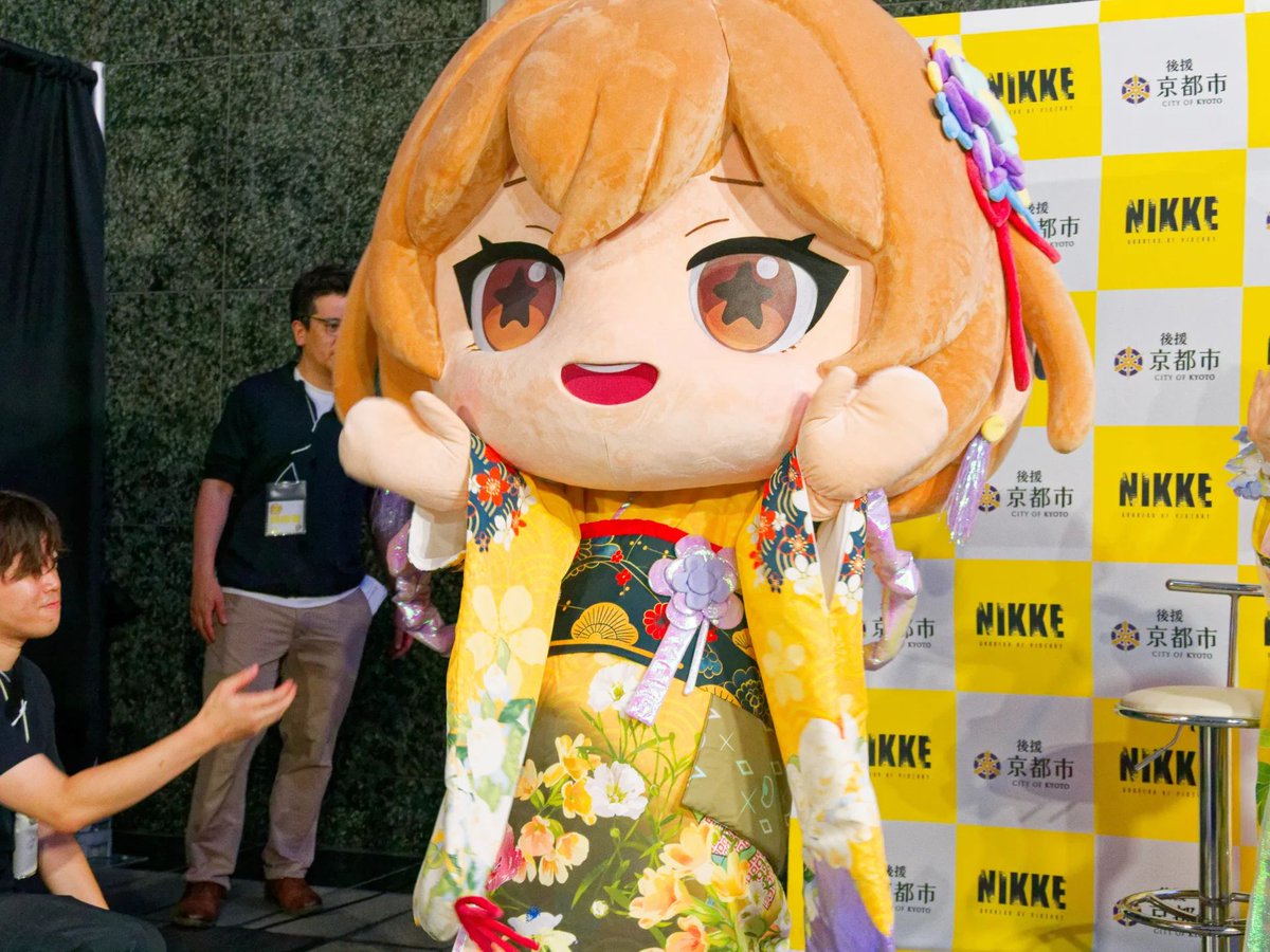 gamewith_review's tweet photo. 『勝利の女神：NIKKE』京都コラボ第2弾！京都タワーが「アニス：スター」のカラーにライトアップ

点灯式にはアルカナ役・村上奈津実さん＆公式コスプレイヤー・伊織もえさんが登壇。世界に1着だけの京友禅着物のお披露目や、点灯式後のミニインタビューもお届けします！ 
#NIKKEin京都 #NIKKE

詳細はこちら
https://t.co/fktGkPMLDp